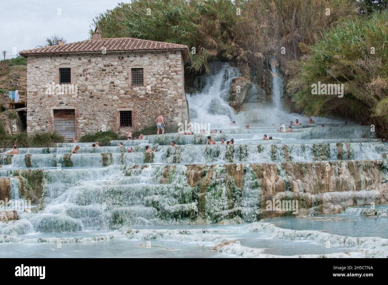 Das Thermalwasser von Cascate del Mulino (Mühlenfälle) Stockfoto