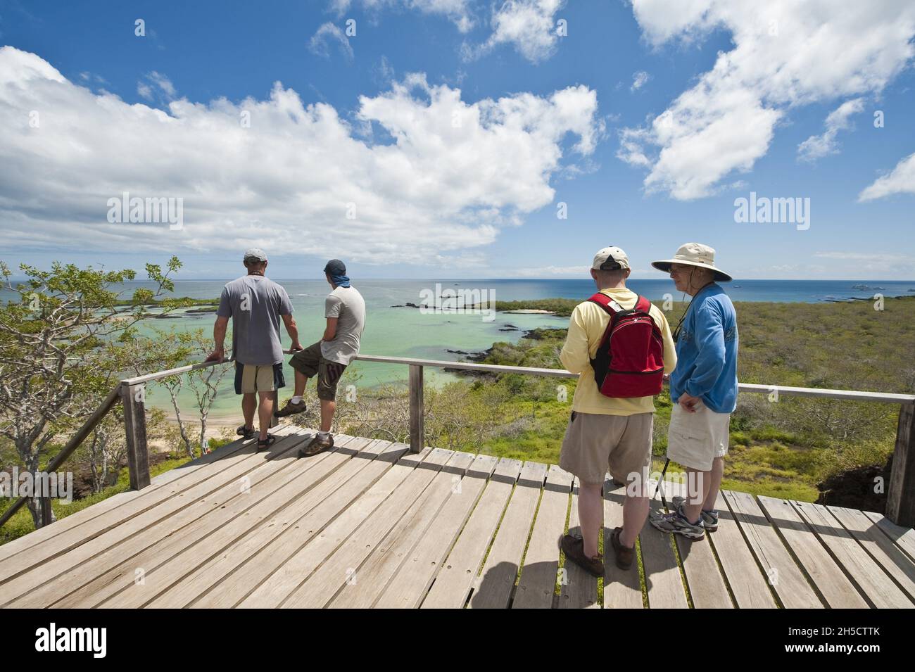 Touristen an einem Aussichtspunkt an einer kleinen Bucht in der Nähe von Post Office Bay, Ecuador, Galapagos Inseln, Isla Santa Maria Stockfoto