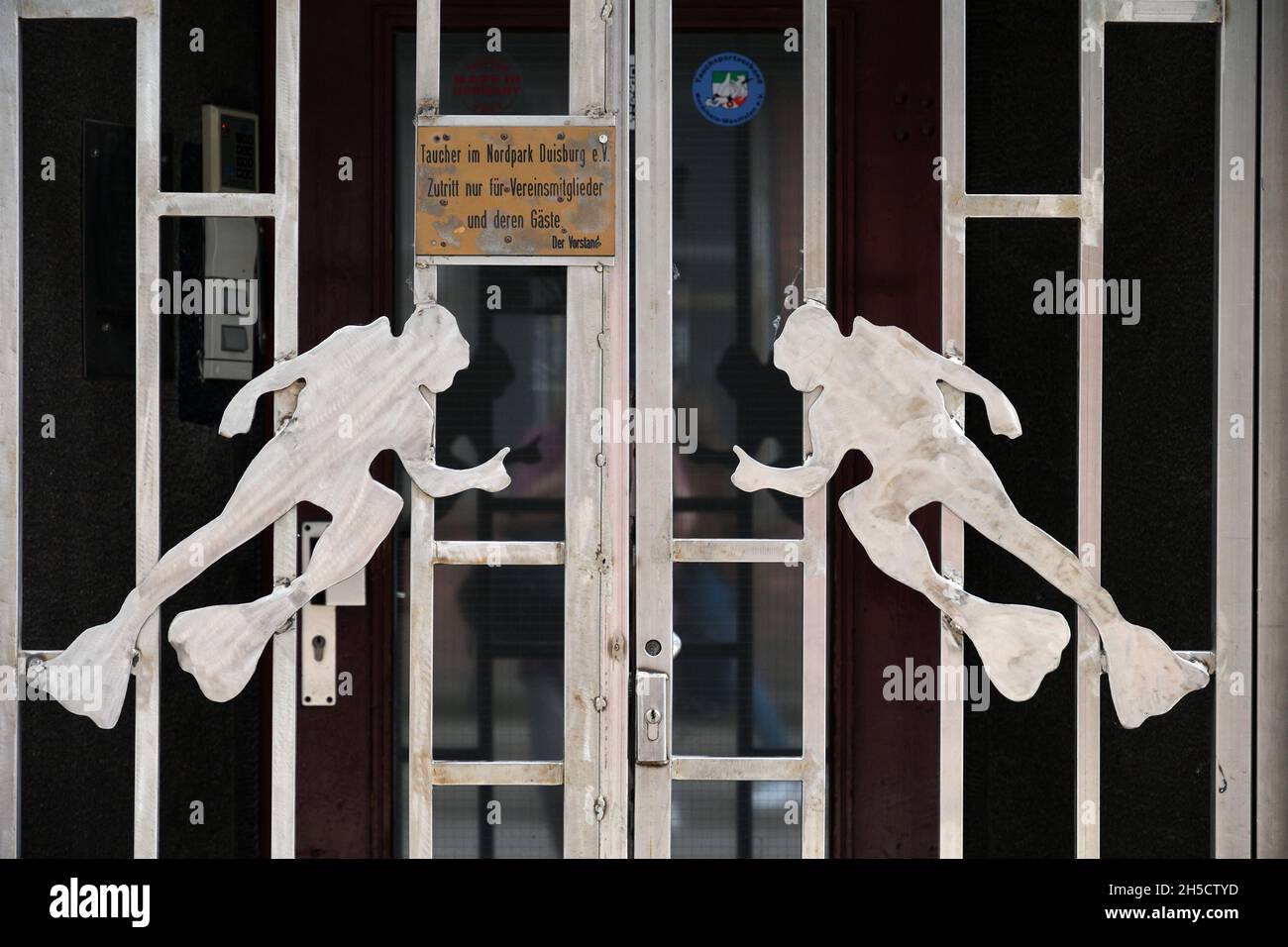 tauchersymbole am Eingang zum Tauchgasometer, Deutschland, Nordrhein-Westfalen, Landschaftspark Nord Duisburg Stockfoto