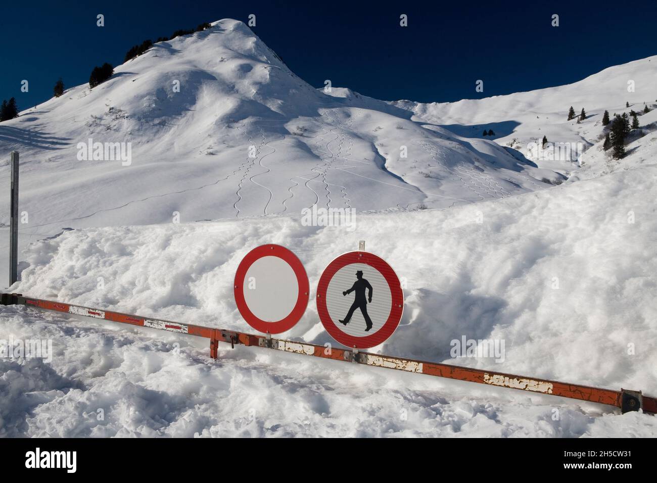 Auf einer schneebedeckten Bergsperre mit Fahrverbot für Fahrzeuge aller Art und Verbot auch für Fußgänger, Deutschland Stockfoto