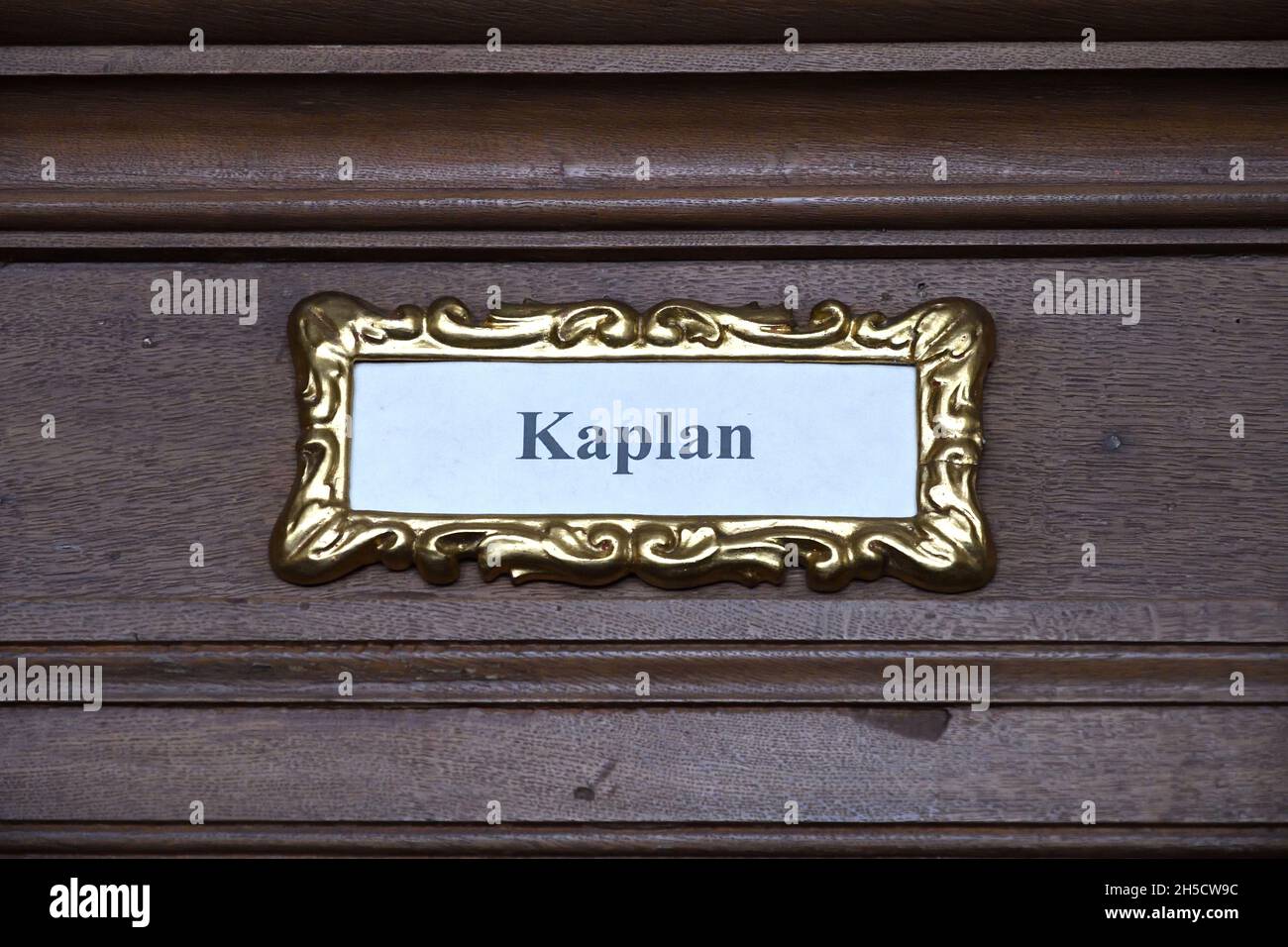 Goldgerahmtes Schild mit der Aufschrift 'Kaplanr' (Kaplan), Deutschland, Nordrhein-Westfalen Stockfoto