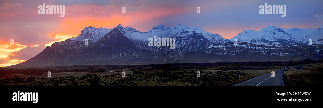 Snaefellsjoekull mit Schnee im Herbst bei Sonnenuntergang, Island, Snaefellsnes Stockfoto