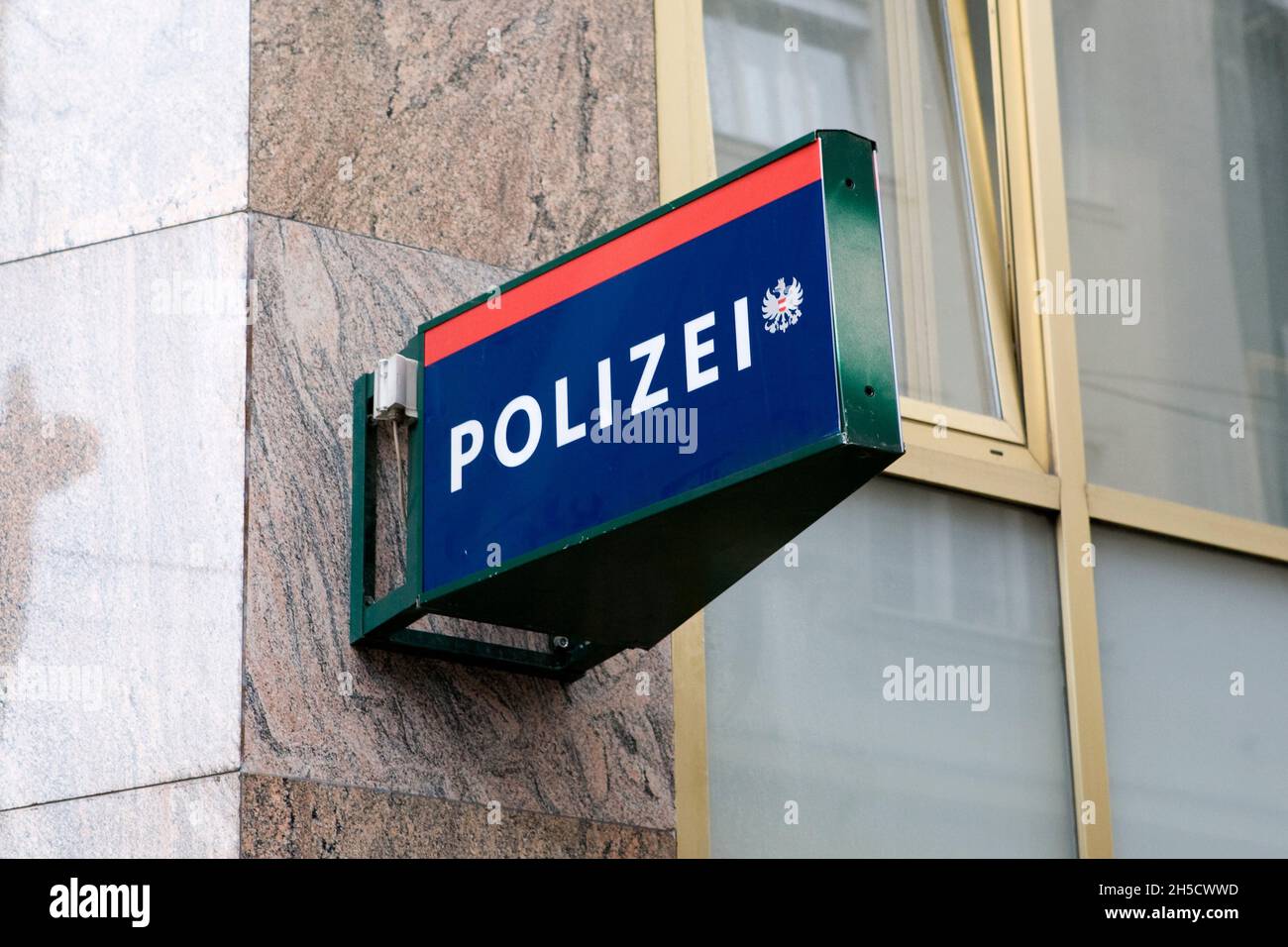 Polizeischild an einem Gebäude, Österreich Stockfoto