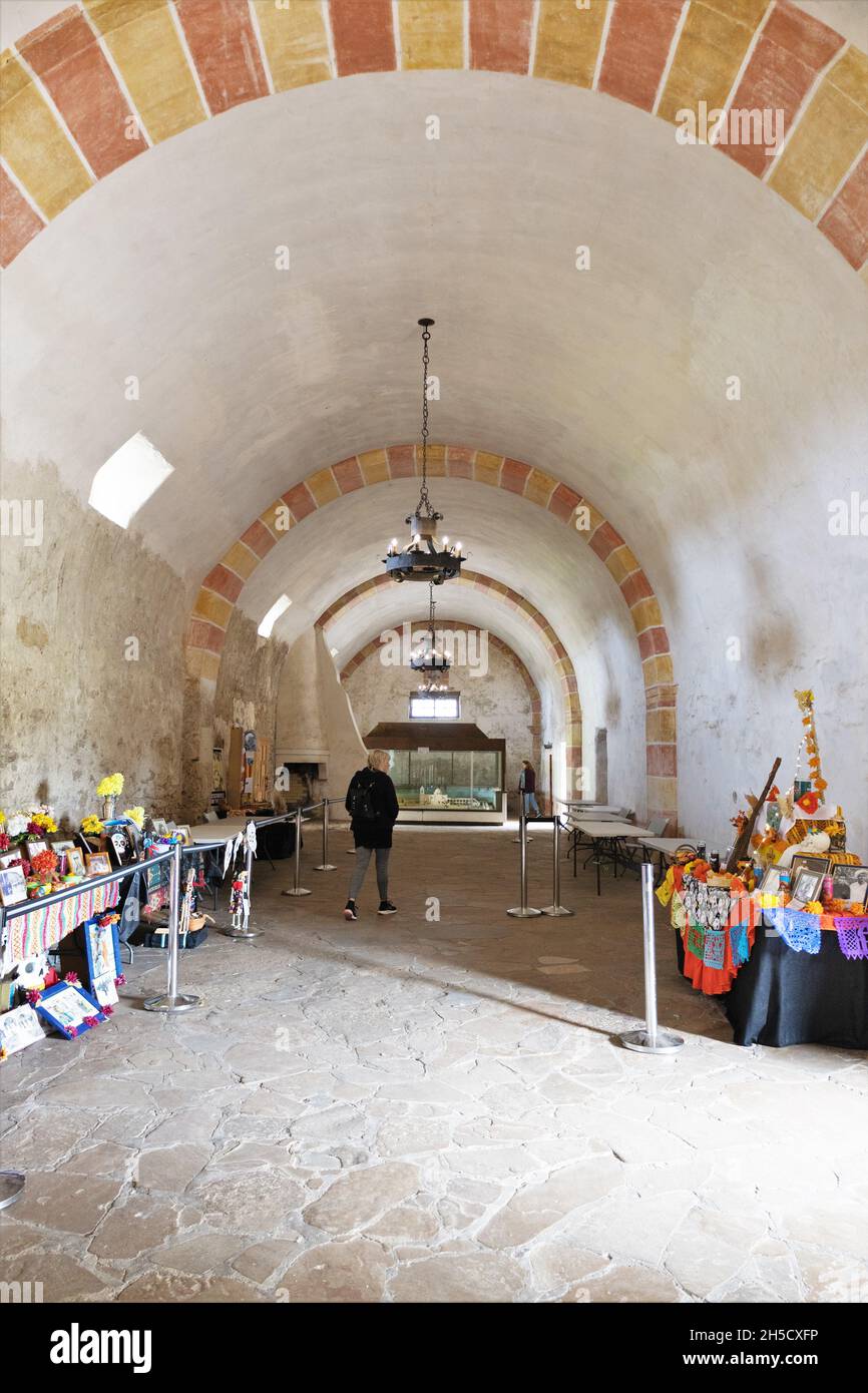 Dia de los muertos Altäre im Kornspeicher des San Antonio Missions National Historic Park. Stockfoto