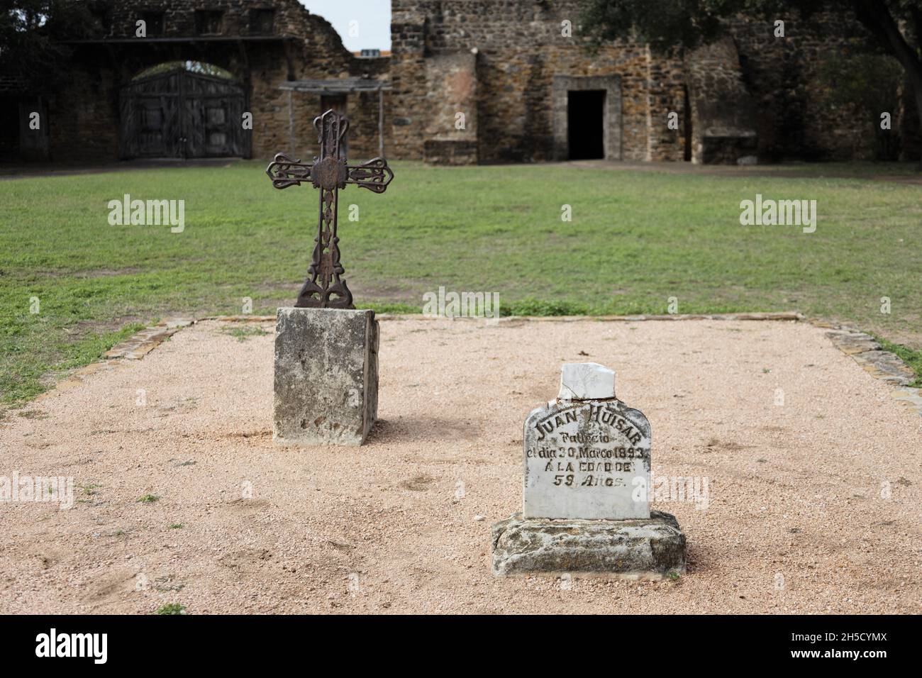 Ein kleiner Friedhof mit zwei Gräbern im San Antonio Missions National Historic Park. Stockfoto