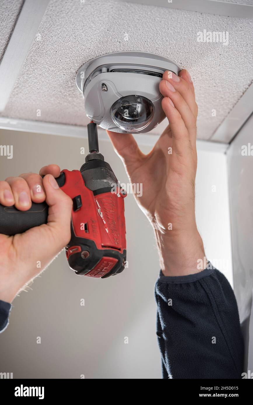 Installation/Reparatur von CCTV-Kameras Stockfoto