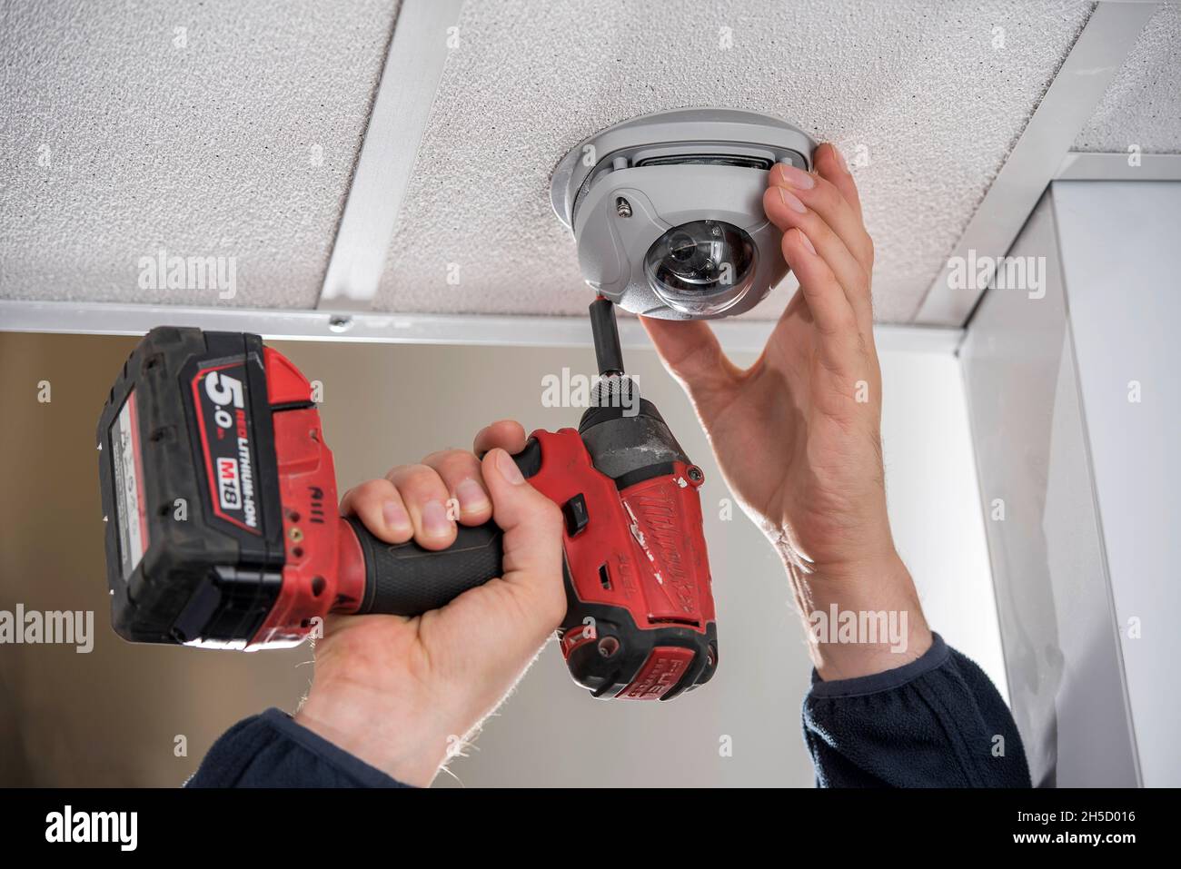 CCTV-Kamera Installation/Repairelectrical Stockfoto