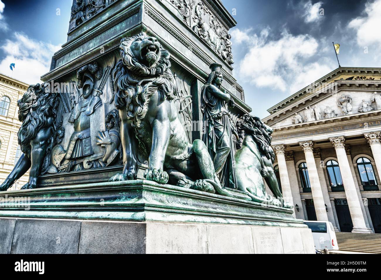 Schöne Aufnahme des Wittels bacher Platzes im Sonnenlicht, München Deutschland Stockfoto