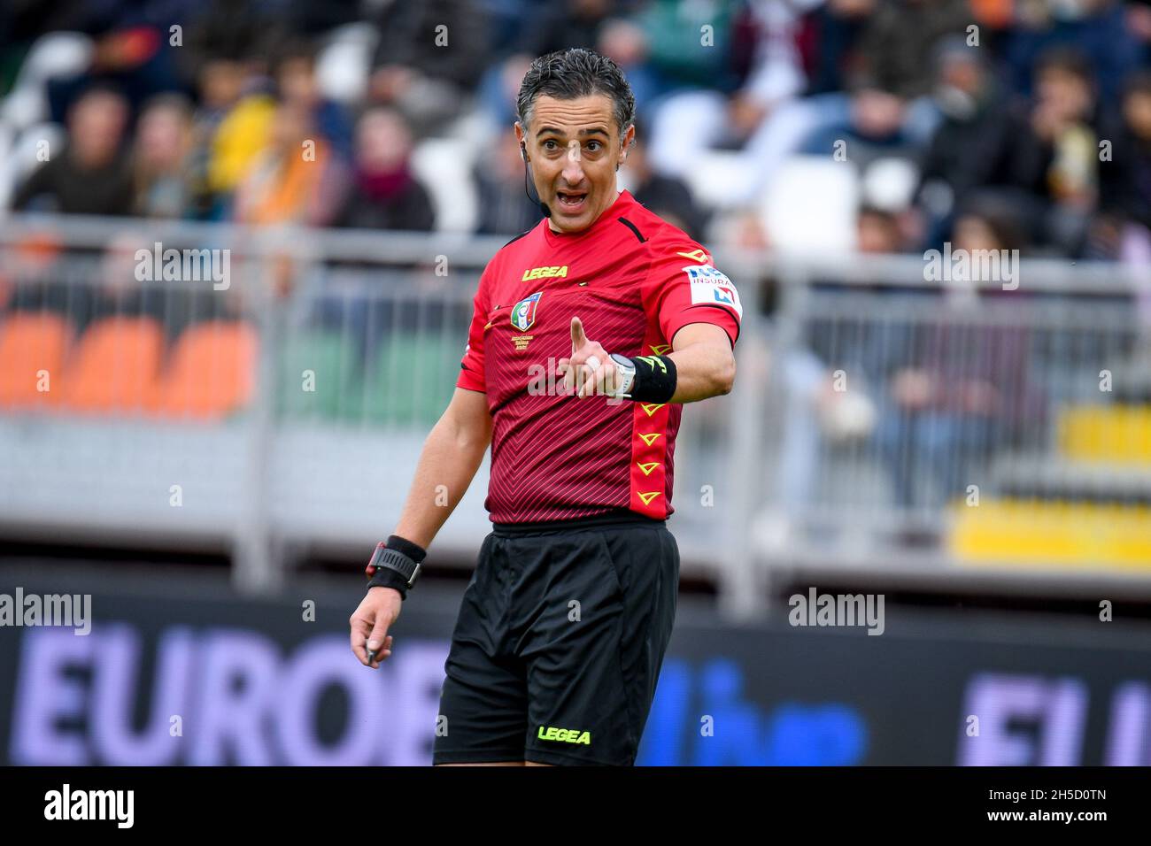 Venedig, Italien. November 2021. Der Schiedsrichter des Spiels Gianluca Aureliano während Venezia FC vs AS Roma, italienische Fußballserie A Spiel in Venedig, Italien, November 07 2021 Quelle: Independent Photo Agency/Alamy Live News Stockfoto