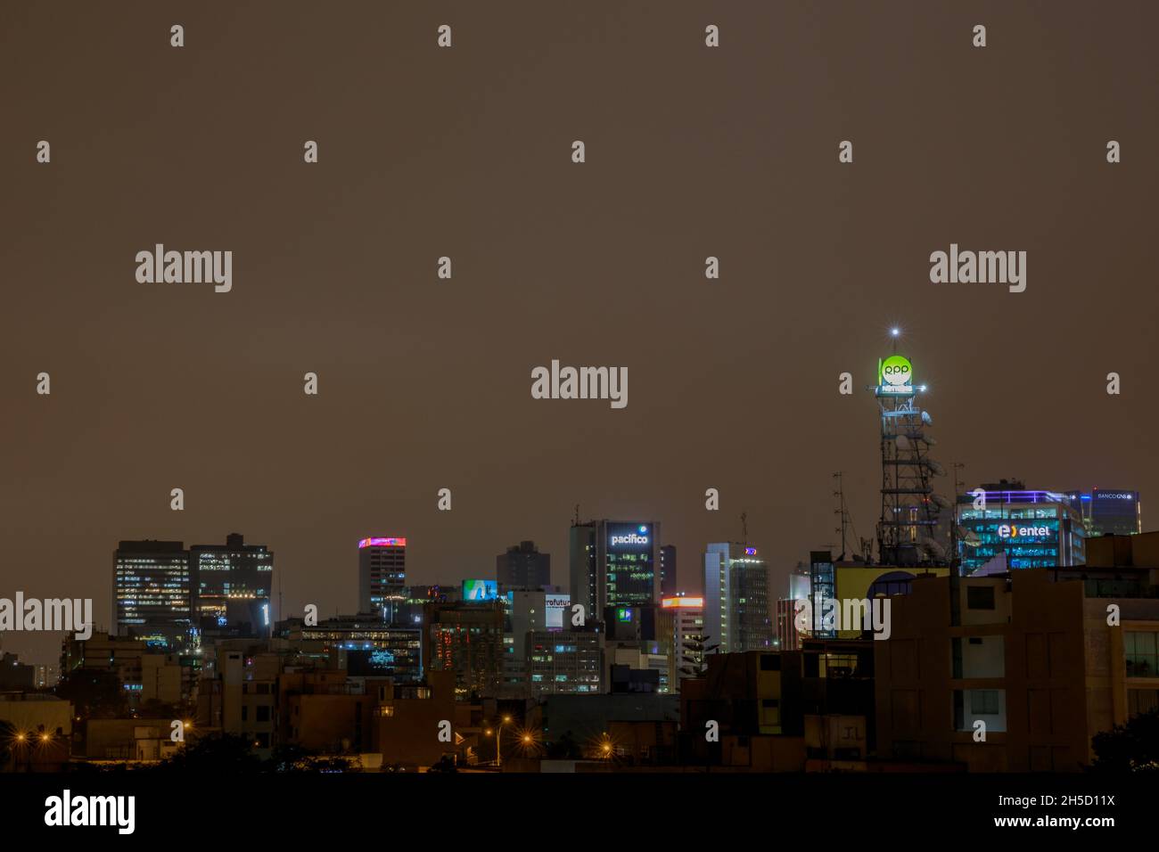 Lima, Peru - 14.09.2019: Nachtansicht über das Stadtbild von Lima im Geschäftszentrum von San Isidro Stockfoto