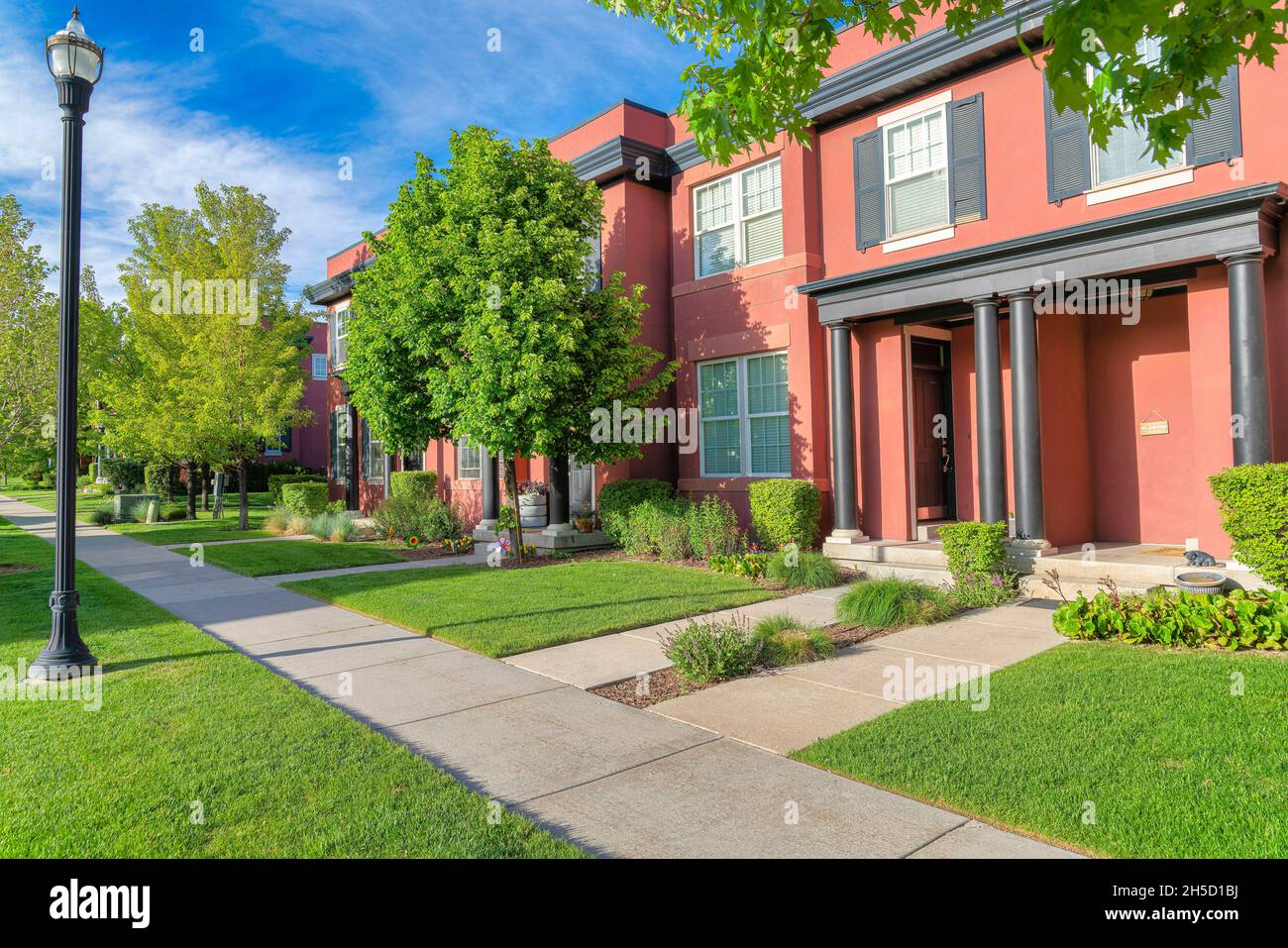 Stadthaus außen mit Korallenverkleidungen und dunkelgrauen Verkleidungen in Daybreak, Utah Stockfoto