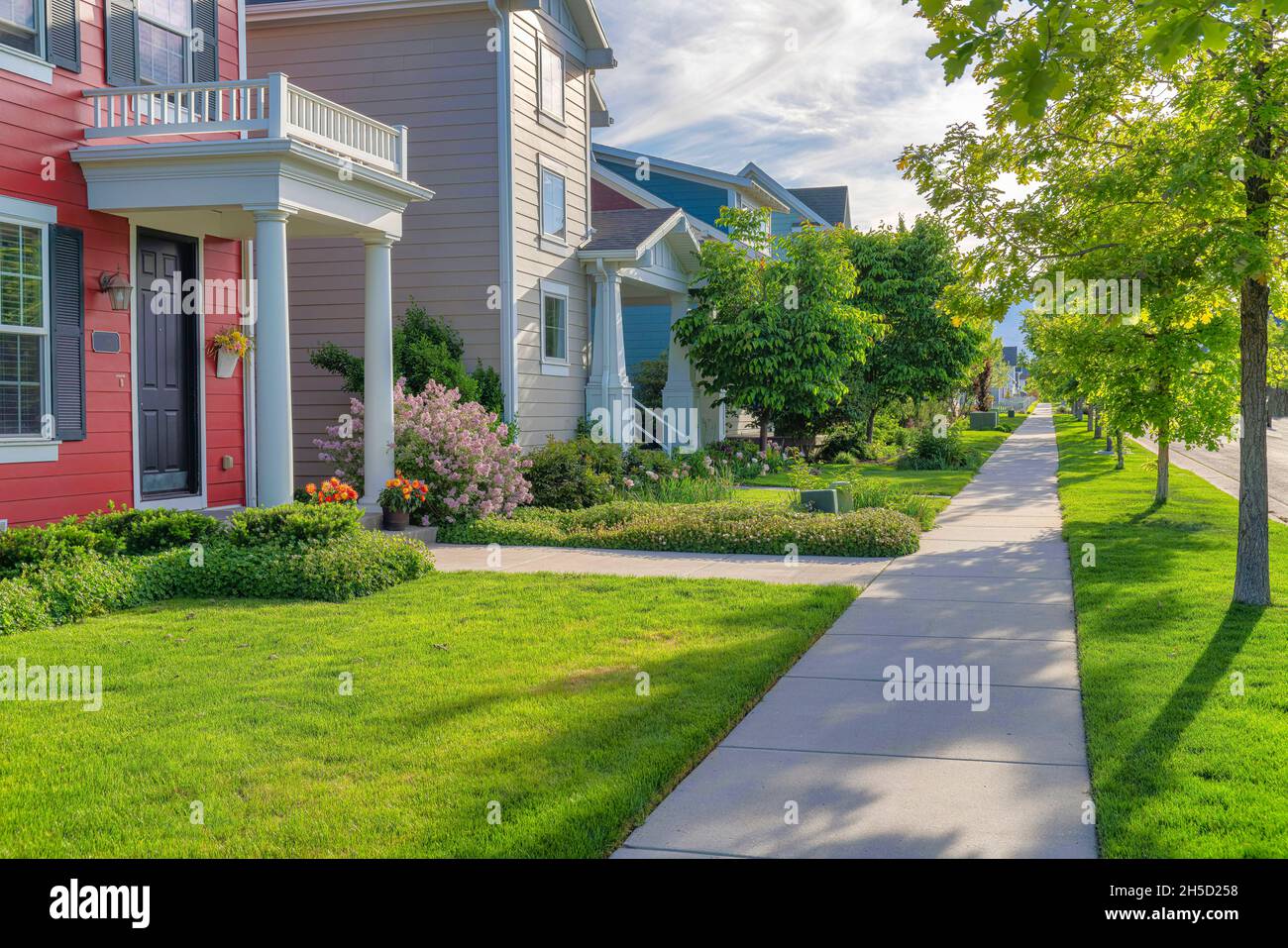 Betonpflaster eines Bürgersteiges vor den Wohnhäusern in Daybreak, Utah Stockfoto