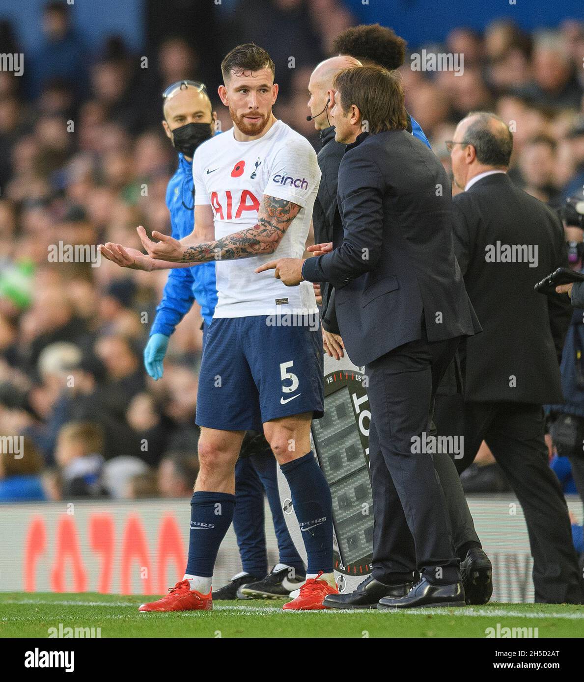 Liverpool, Großbritannien. November 2021. Antonio Conte, Manager von Tottenham Hotspur, spricht mit Pierre-Emile Hojbjerg während des Spiels der Premier League im Goodison Park. Bild Mark Pain/Alamy Stockfoto