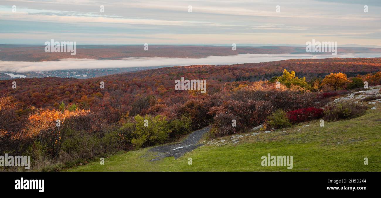 High Point State Park, NJ, Sonnenaufgang an einem späten Herbstmorgen mit Herbstlaub Stockfoto