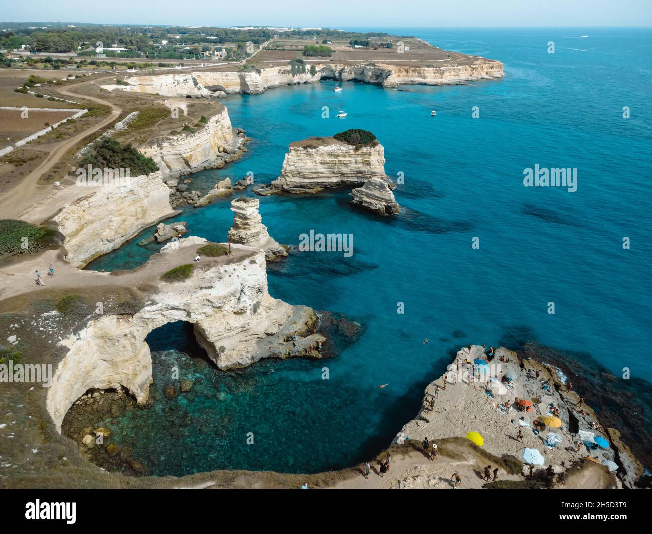 Eine tolle Aussicht auf faraglioni di sant'andrea in apulien Stockfoto