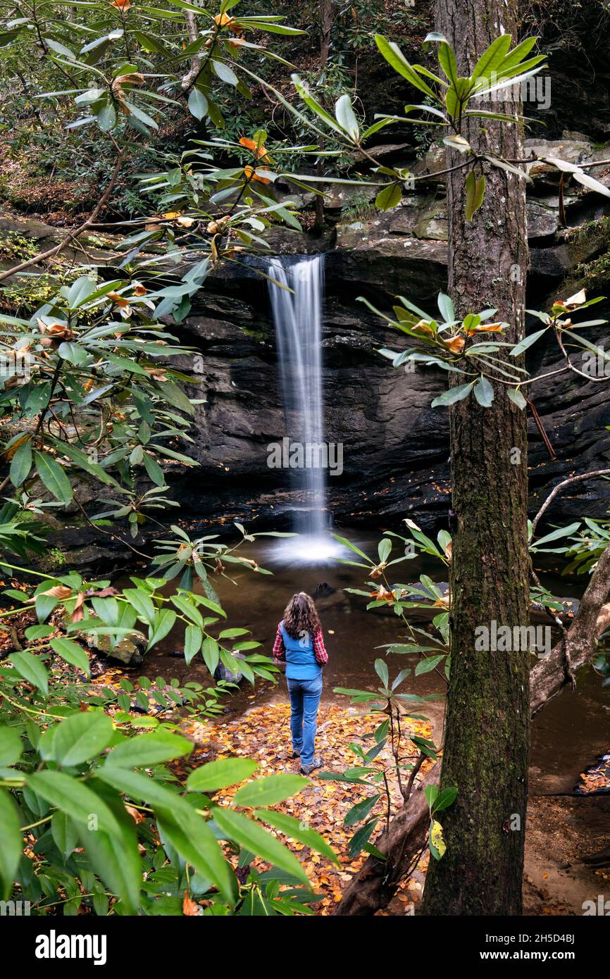 Wanderer bei Sweet Thing Falls auf Slickum Creek - in der Nähe von Cleveland, South Carolina, USA Stockfoto