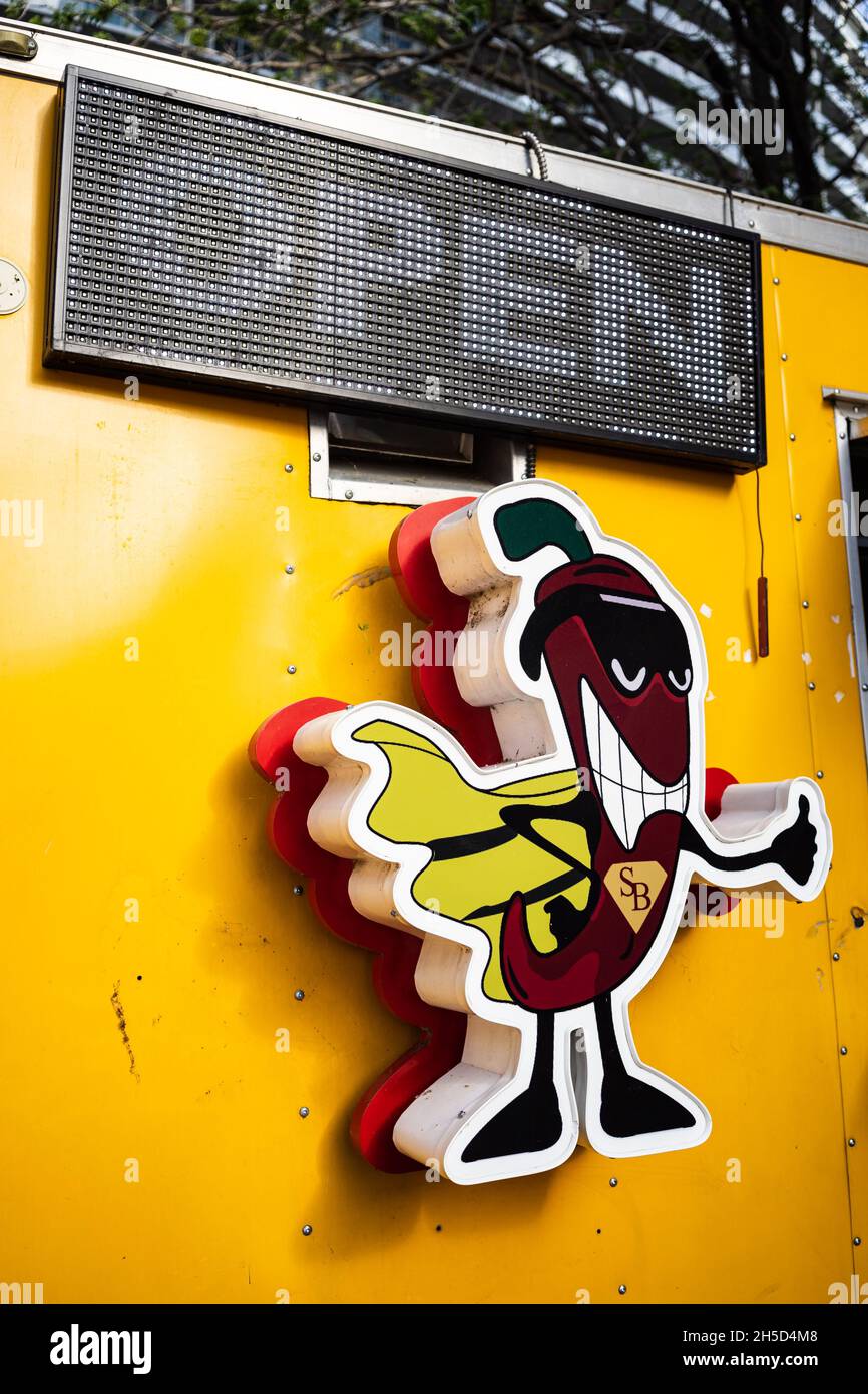 Bright Bird Logo und Open Sign für ein Restaurant Stockfoto