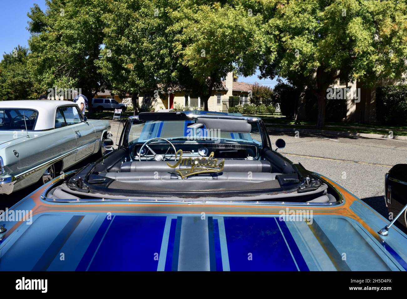 FRESNO, USA - 09. Okt 2021: Blau Custom colored 1965 Chevy Impala Cabrio mit schwarz-grauem Lederinterieur mit Top-Up bei A Stockfoto