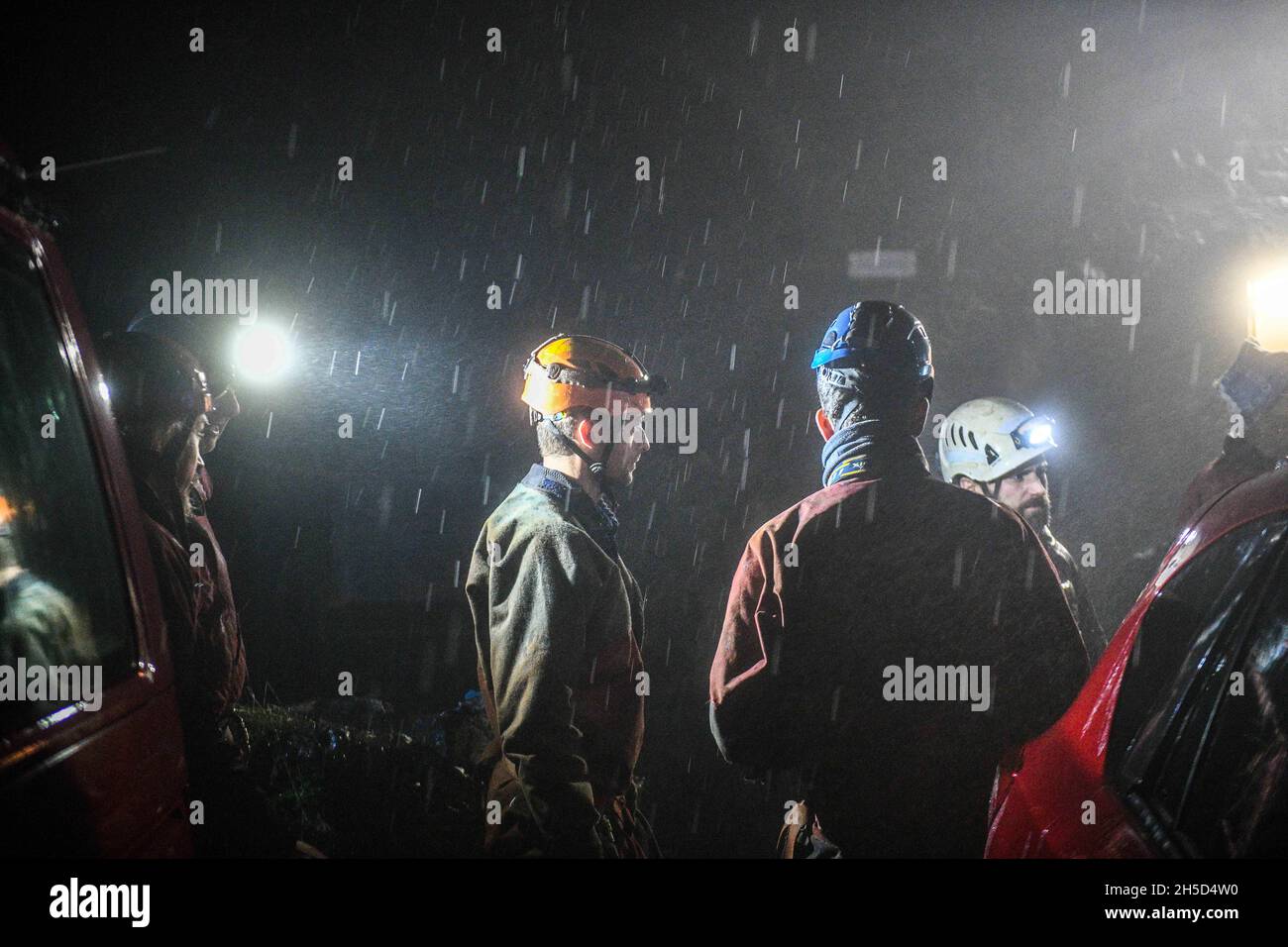 Mitglieder des Rettungsteams begeben sich vom Hügel im Gebiet Penwllt der Brecon Beacons, nachdem sie einen Mann gerettet haben, der über zwei Tage in einer Gefangenenhaft war und schwere Verletzungen erlitt. Stockfoto