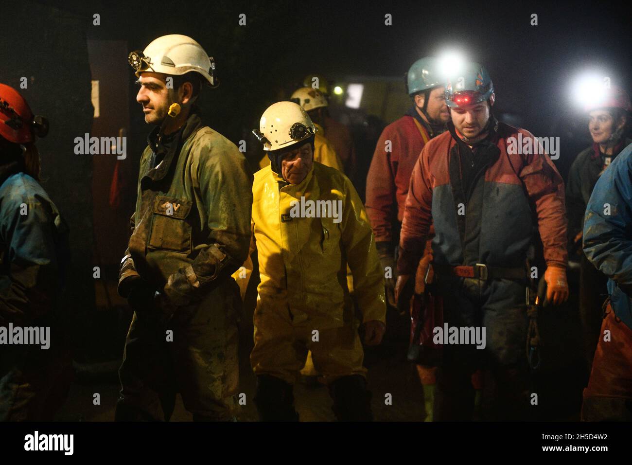 Mitglieder des Rettungsteams begeben sich vom Hügel im Gebiet Penwllt der Brecon Beacons, nachdem sie einen Mann gerettet haben, der über zwei Tage in einer Gefangenenhaft war und schwere Verletzungen erlitt. Stockfoto