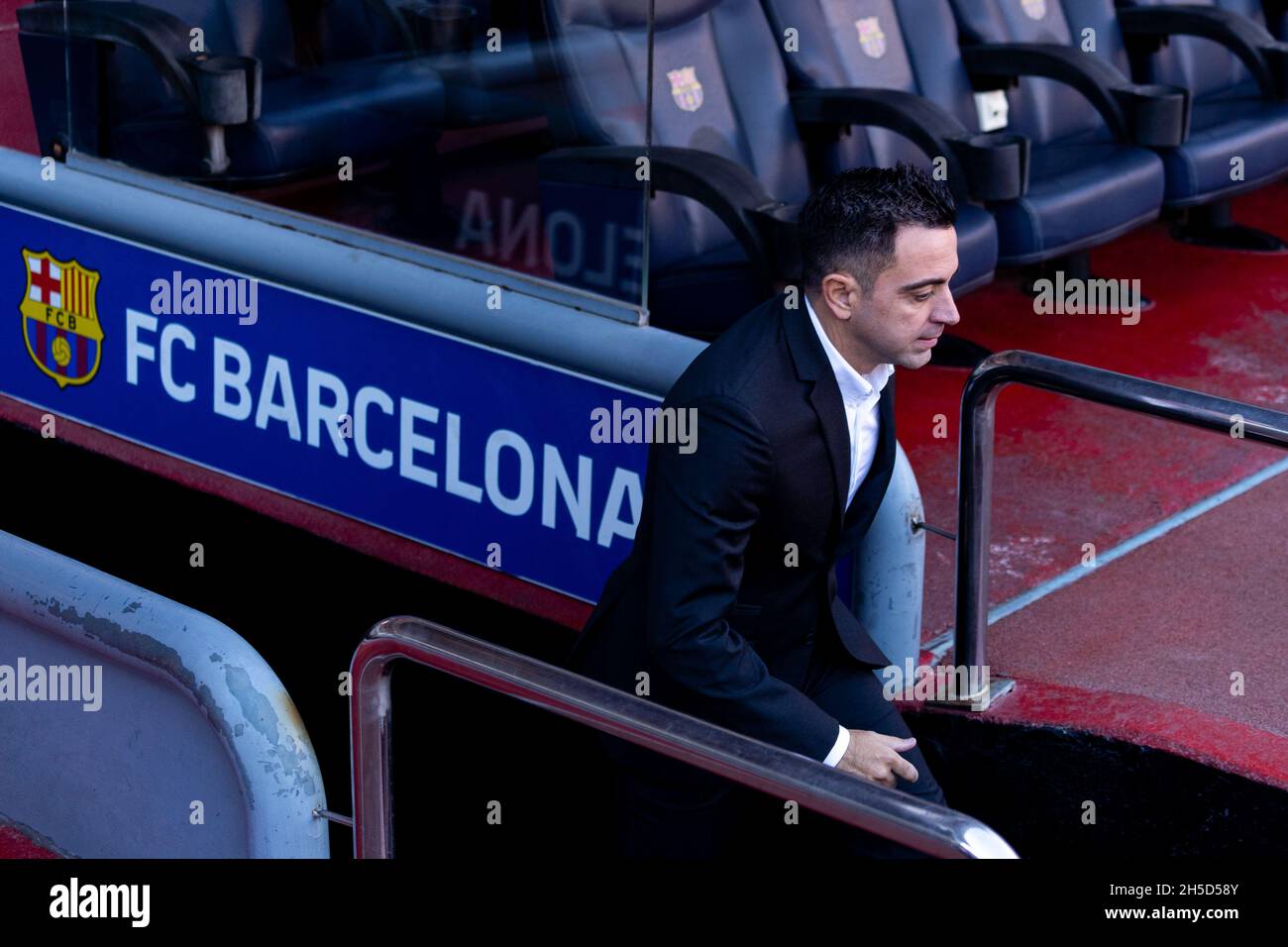 Barcelona. November 2021. Der Cheftrainer des FC Barcelona, Xavi Hernandez, reagiert während der Enthüllungszeremonie am 8. November 2021 in Barcelona, Spanien. Quelle: Joan Gosa/Xinhua/Alamy Live News Stockfoto
