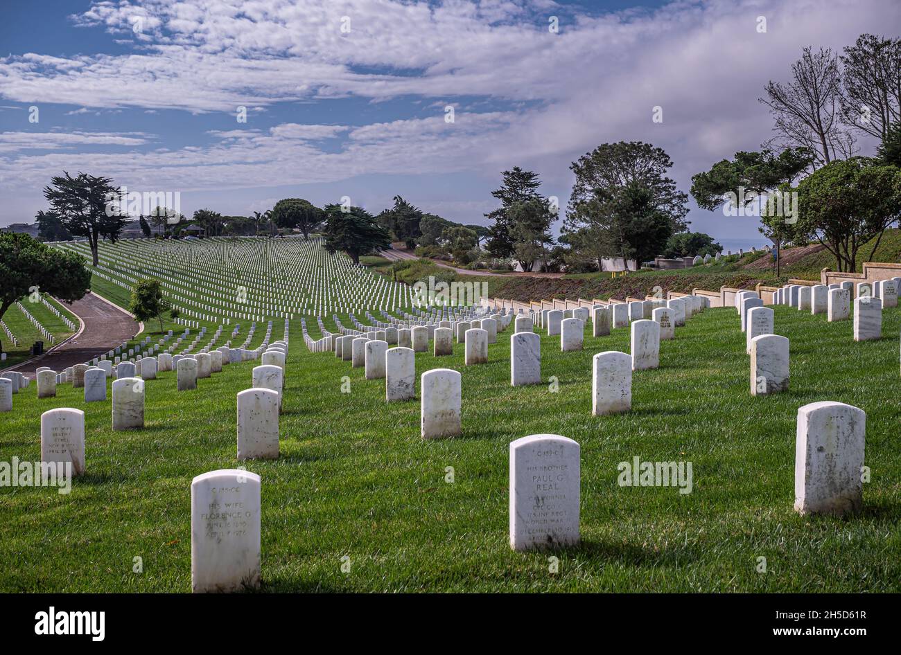 San Diego, Kalifornien, USA - 5. Oktober 2021: Fort Rosecrans National Cemetery. Schräge grüne Landschaft aus weißen Grabsteinreihen, die einen visuellen Effekt erzeugen Stockfoto