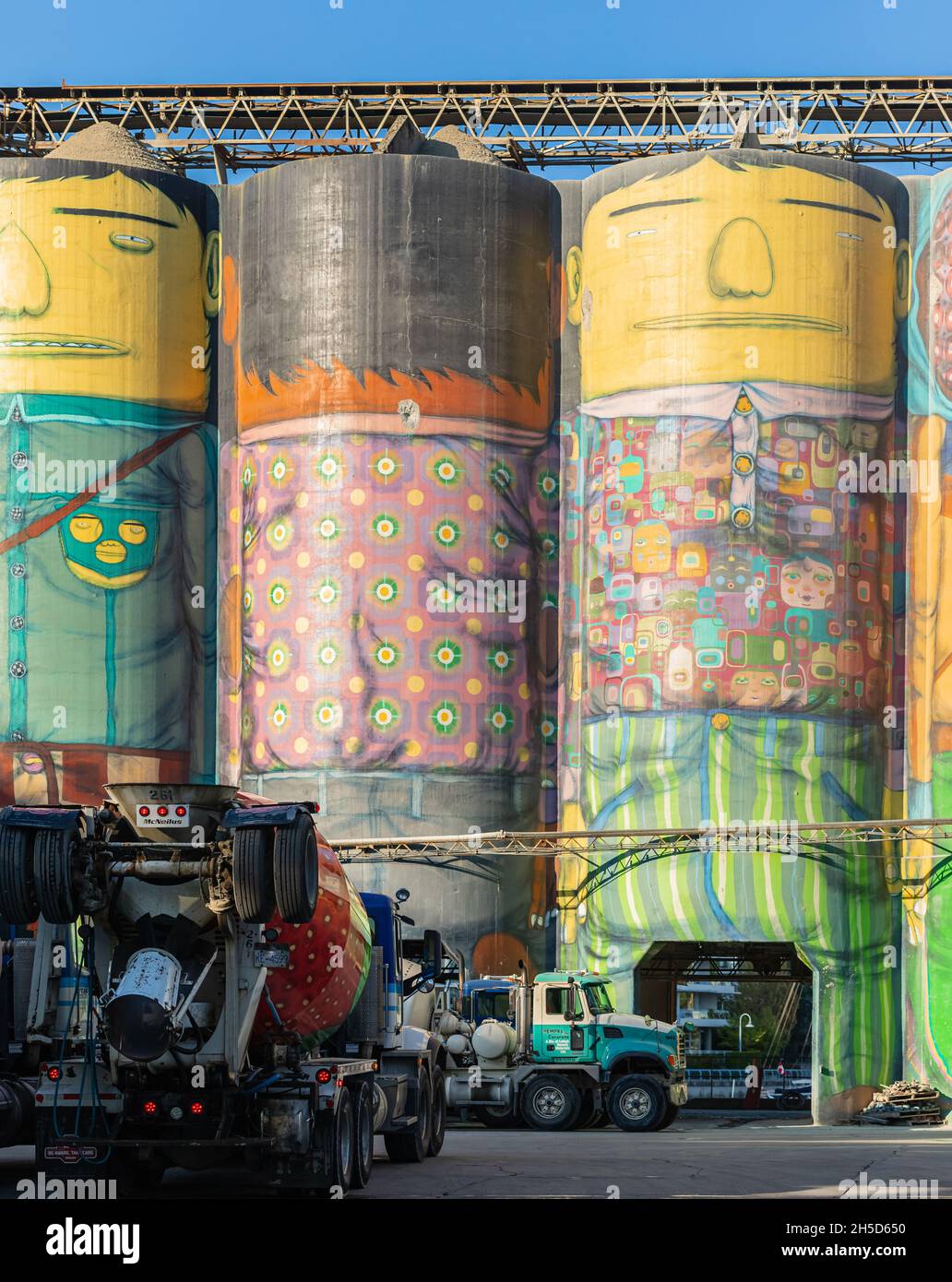 Ozeanbeton auf Granville Island Betonsilos werden von zwei berühmten brasilianischen Straßenkünstlern OS Gemeos transformiert. Vancouver BC, Kanada - Juli 29 Stockfoto