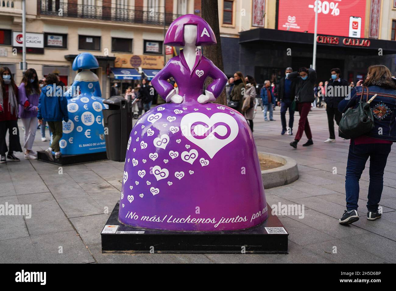Madrid, Spanien. November 2021. Eine Skulptur von 'Meninas' des Künstlers Antonio Azzato wird mit dem Titel Lucha contra la violencia de genero während der vierten Ausgabe der 'Meninas Madrid Gallery', einer Open-Air-Kunstgalerie durch die Straßen der Innenstadt von Madrid, ausgestellt. Kredit: SOPA Images Limited/Alamy Live Nachrichten Stockfoto