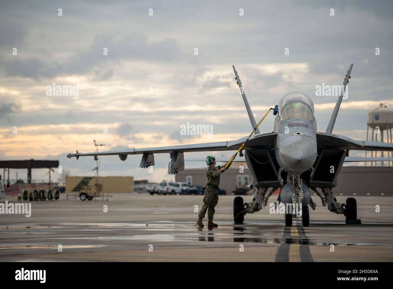 Ein US Navy Sailor wischt den Baldachin eines F/A-18 Super Hornet ab, das der Naval Air Station Lemoore, Kalifornien, auf dem Tyndall Air Force Base, Florida, am 5. November 2021 zugewiesen wurde. Die Strike Fighter Squadron 94 (VFA-94) kam in Tyndall an, um am Waffensystem-Evaluierungsprogramm East 22.02 des 53. Flügels teilzunehmen, wo Piloten, Flugzeuge und Luftbesatzungen auf ihre Fähigkeit getestet werden, konkurrenzlose Kampfflugkraft zu projizieren. (USA Luftwaffe Foto von Airman 1st Class Tiffany Price) Stockfoto