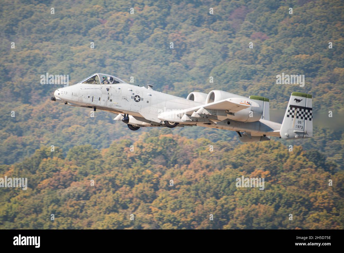 LT. Col. Loren „Nike“ Coulter, stellvertretender Kommandant der 51. Operations Group, hebt in einem A-10 Thunderbolt II vom Luftwaffenstützpunkt Seoul am 24. Oktober 2021 ab. Coulter flog das Flugzeug zurück zur Osan Air Base, einem Flug, der von seinem Großvater, Robert Coulter, während des Koreakrieges als medevac-Pilot des United States Marine Corps von 1952 bis 1953 gemacht wurde. Die A-10 wurde während der Seoul International Aerospace and Defense Exhibition als statische Anzeige verwendet, um die Öffentlichkeit über das Flugzeug und seine Fähigkeiten zu informieren. Stockfoto