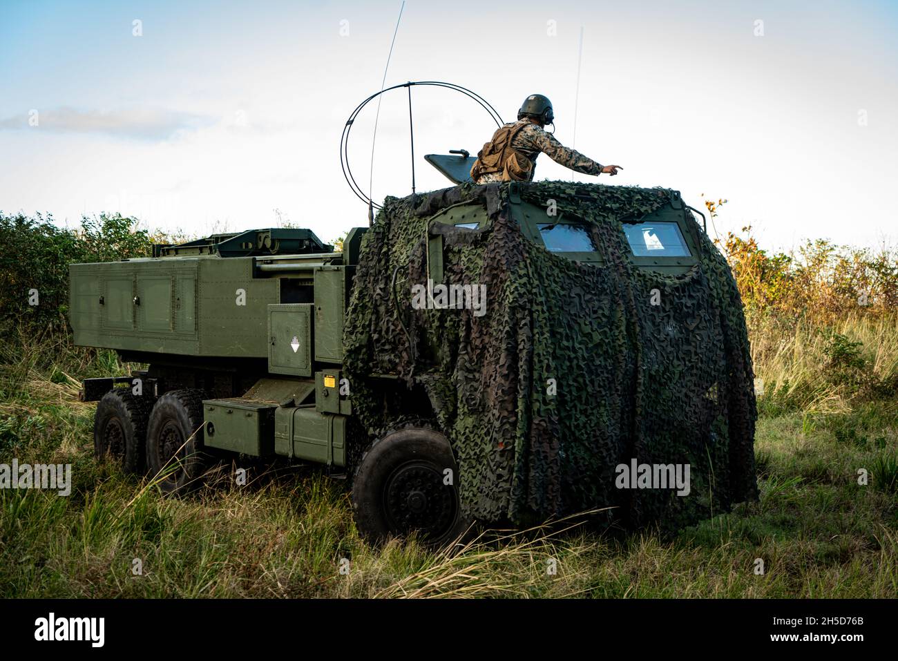 U.S. Marines mit 3d Bataillon, 12th Marines, 3d Marine Division, bewegen sich während einer High Mobility Artillery Rocket System Rapid Lufteinfügungsmission in Iwo To, Japan, am 1. November 2021 in eine Feuerposition. Nach der Landung bewegten sich Marines schnell in eine verborgene Position und bereiteten sich darauf vor, simulierte Ziele zu erreichen. Die Schulung zeigte, dass die 3d Marine Division in der Lage ist, Präzisionsbrände mit großer Reichweite schnell auf dem Meeresboden in der gesamten Indo-Pazifik-Region einzusetzen. (USA Marine Corps Foto von Lance CPL. Ujian Gosun) Stockfoto