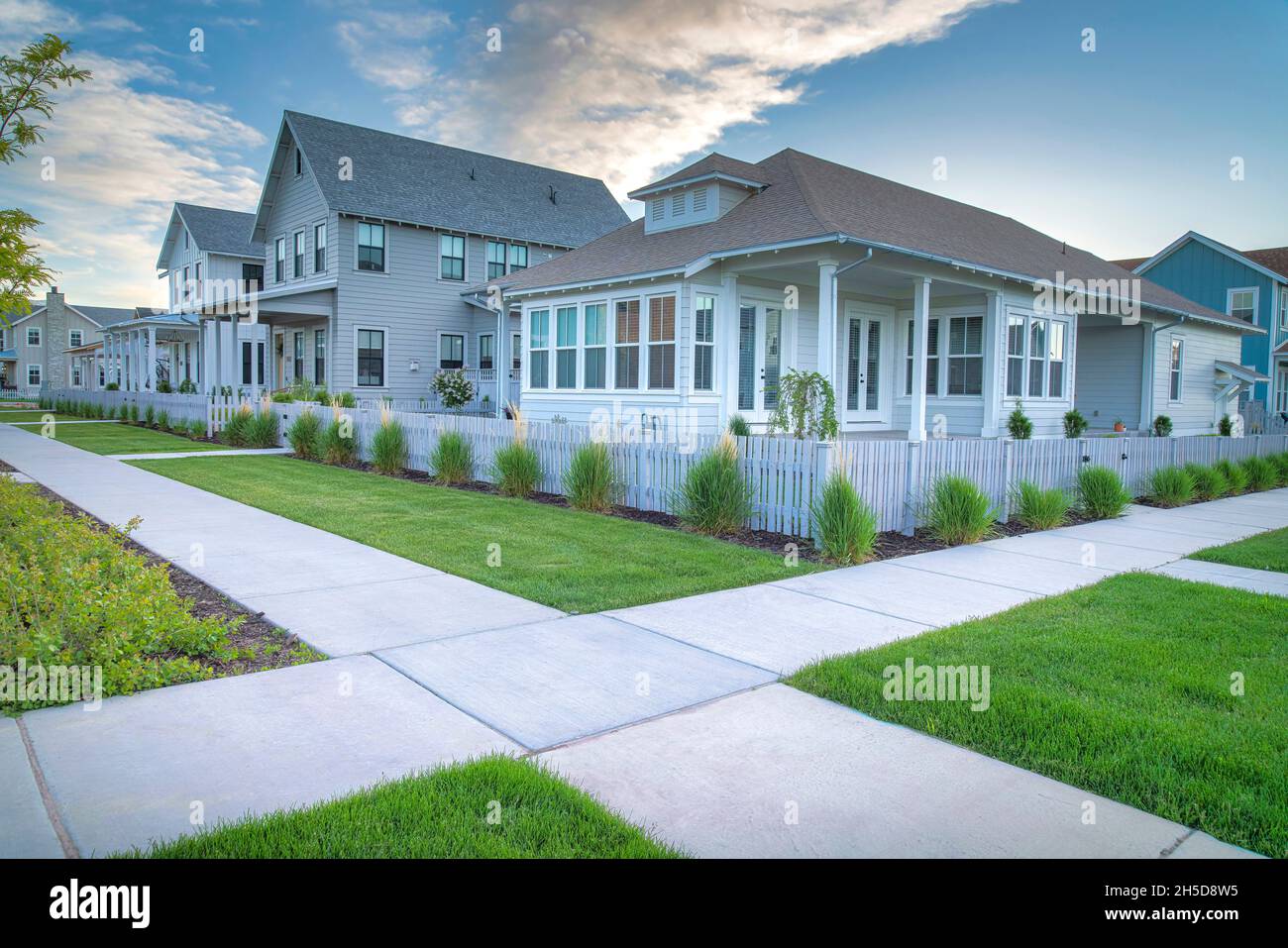 Durchschneidende gerade Betonwege in einem Wohngebiet in Daybreak, Utah Stockfoto