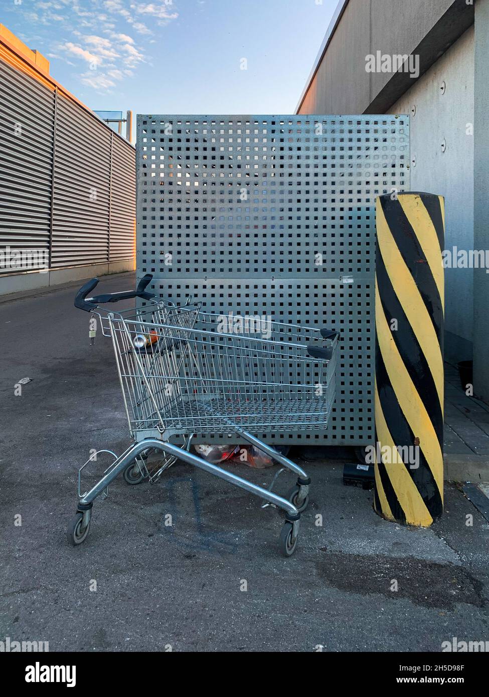Nahaufnahme eines verlassenen Einkaufswagens in einem alten Backstore Stockfoto