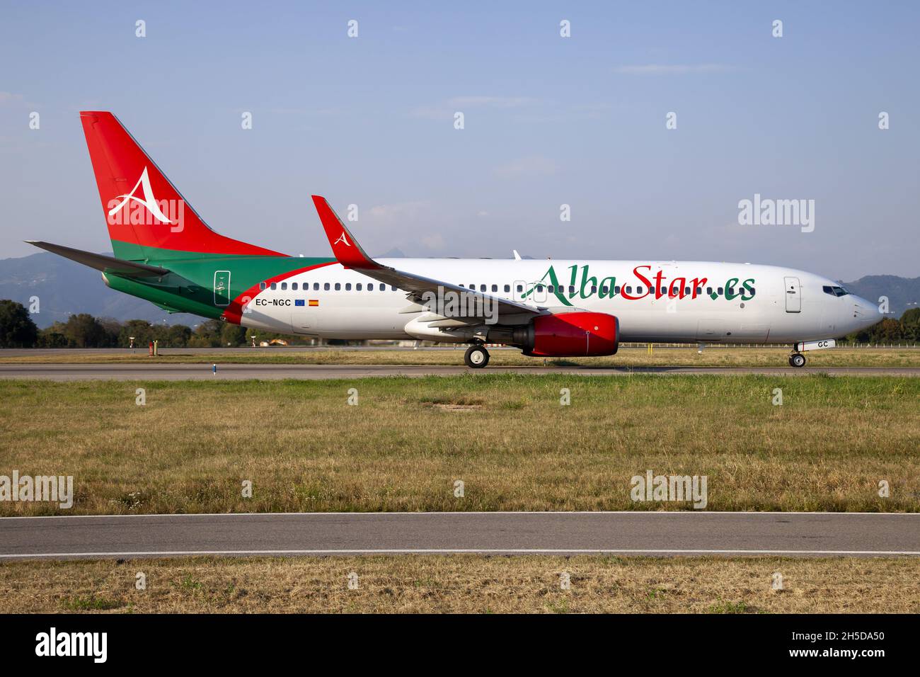 Mailand, Italien. September 2021. Eine AlbaStar Boeing 737-800 verlässt den Flughafen Mailand-Bergamo. (Bild: © Fabrizio Gandolfo/SOPA Images via ZUMA Press Wire) Stockfoto