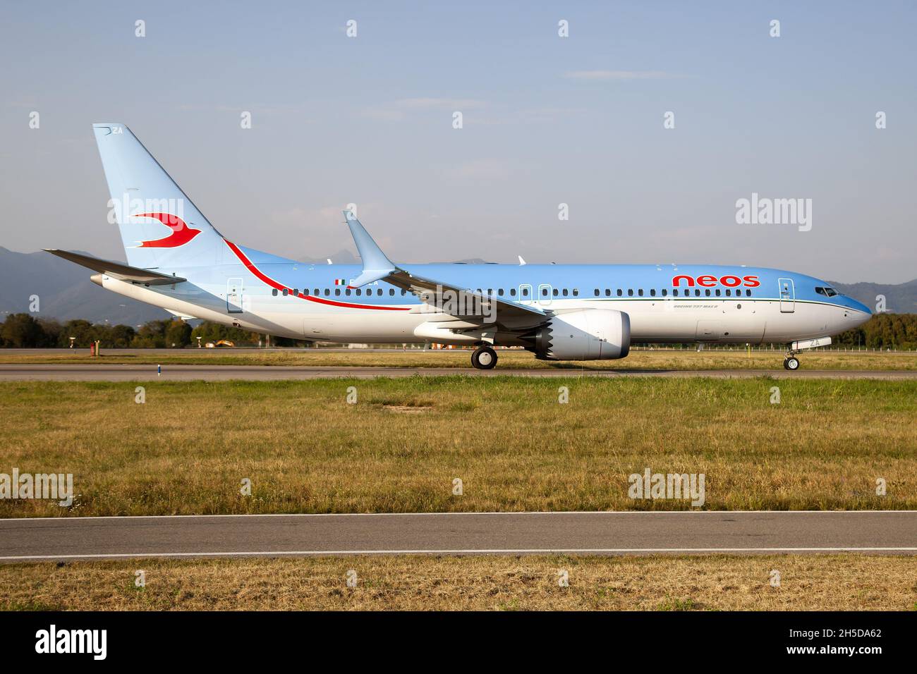 Mailand, Italien. September 2021. Eine Neos Boeing 737-8 MAX verlässt den Flughafen Mailand-Bergamo. (Bild: © Fabrizio Gandolfo/SOPA Images via ZUMA Press Wire) Stockfoto