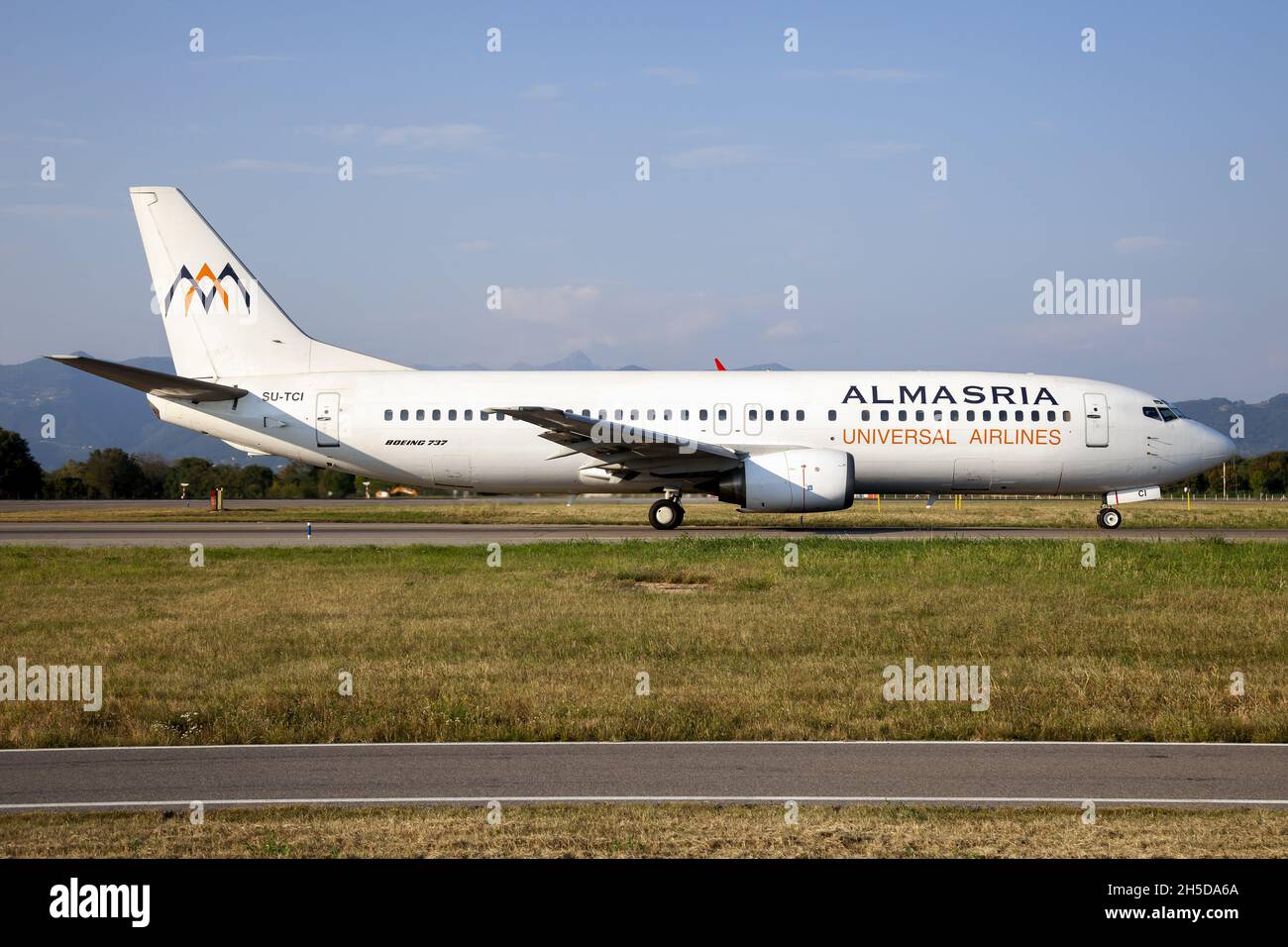 Bergamo, Italien. September 2021. Eine Almasria Universal Airlines Boeing 737-400, die einige Urlauber vom Flughafen Mailand-Bergamo nach Sharm El-Sheikh bringt (Bild: © Fabrizio Gandolfo/SOPA Images via ZUMA Press Wire) Stockfoto