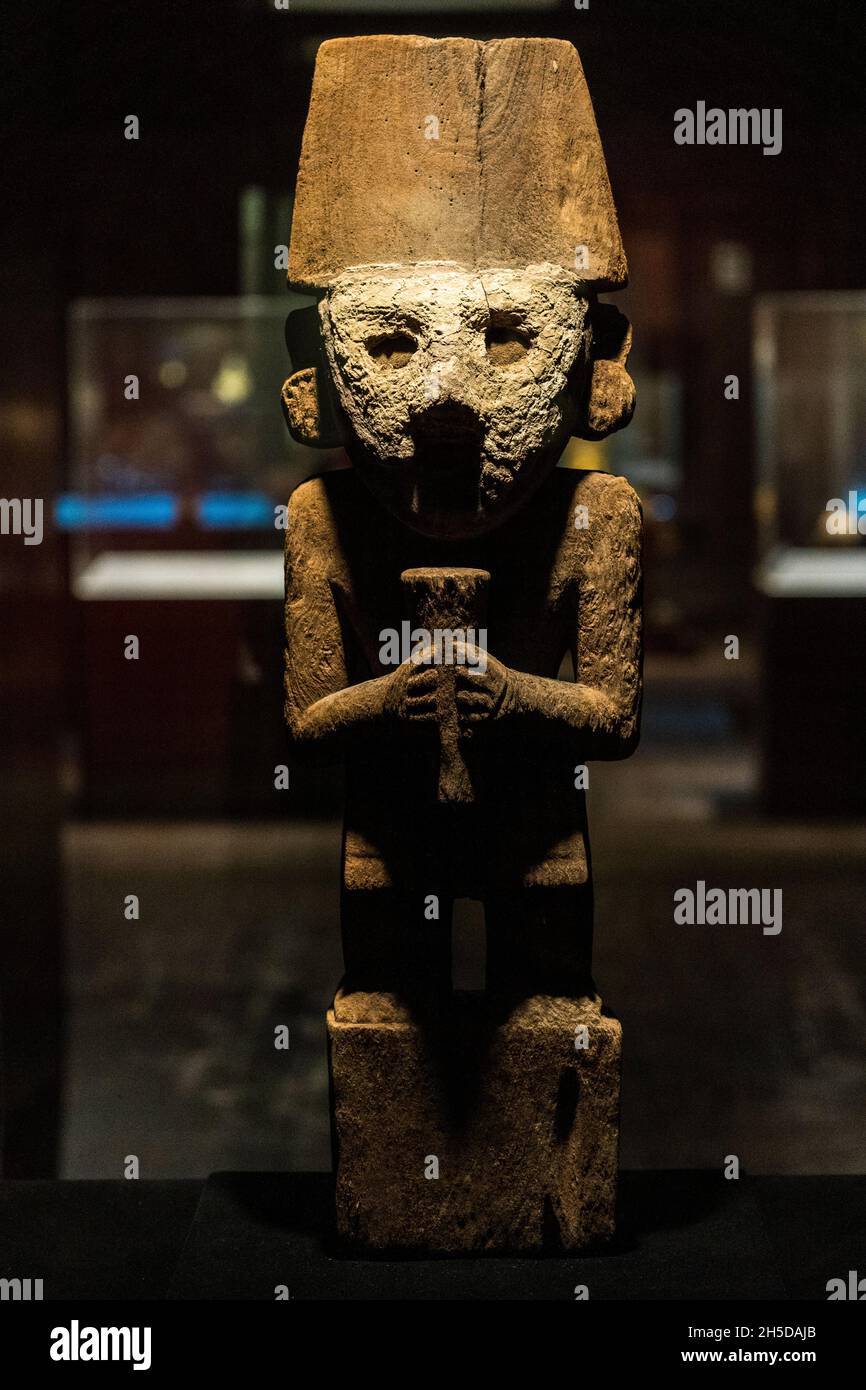 Holzskulptur eines Vorfahren mit zeremonieller Vase, Chimu-Kultur 1100 AC- 1470 AC Stockfoto