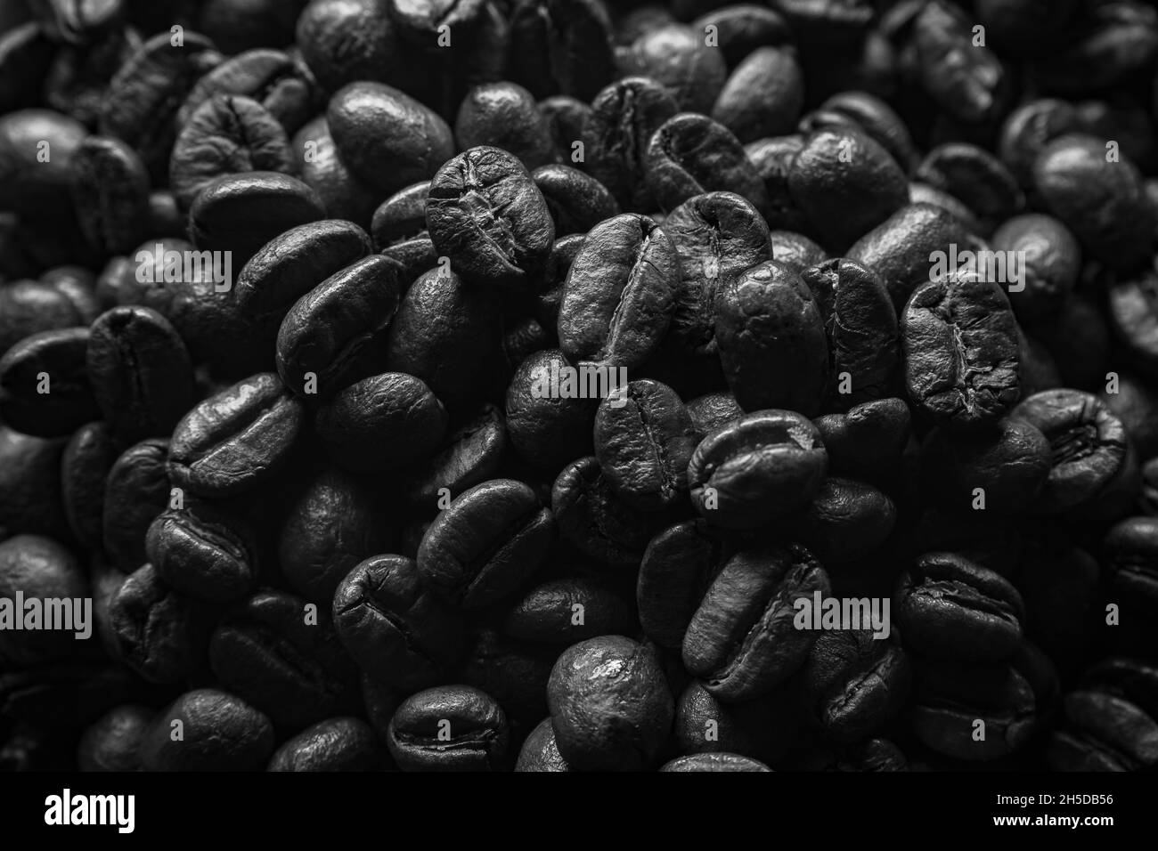 Kunstvolle schwarze und weiße Stapel gerösteter Kaffeebohnen Stockfoto