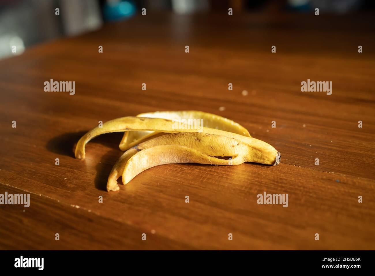 Bananenschale auf Holztisch Stockfoto