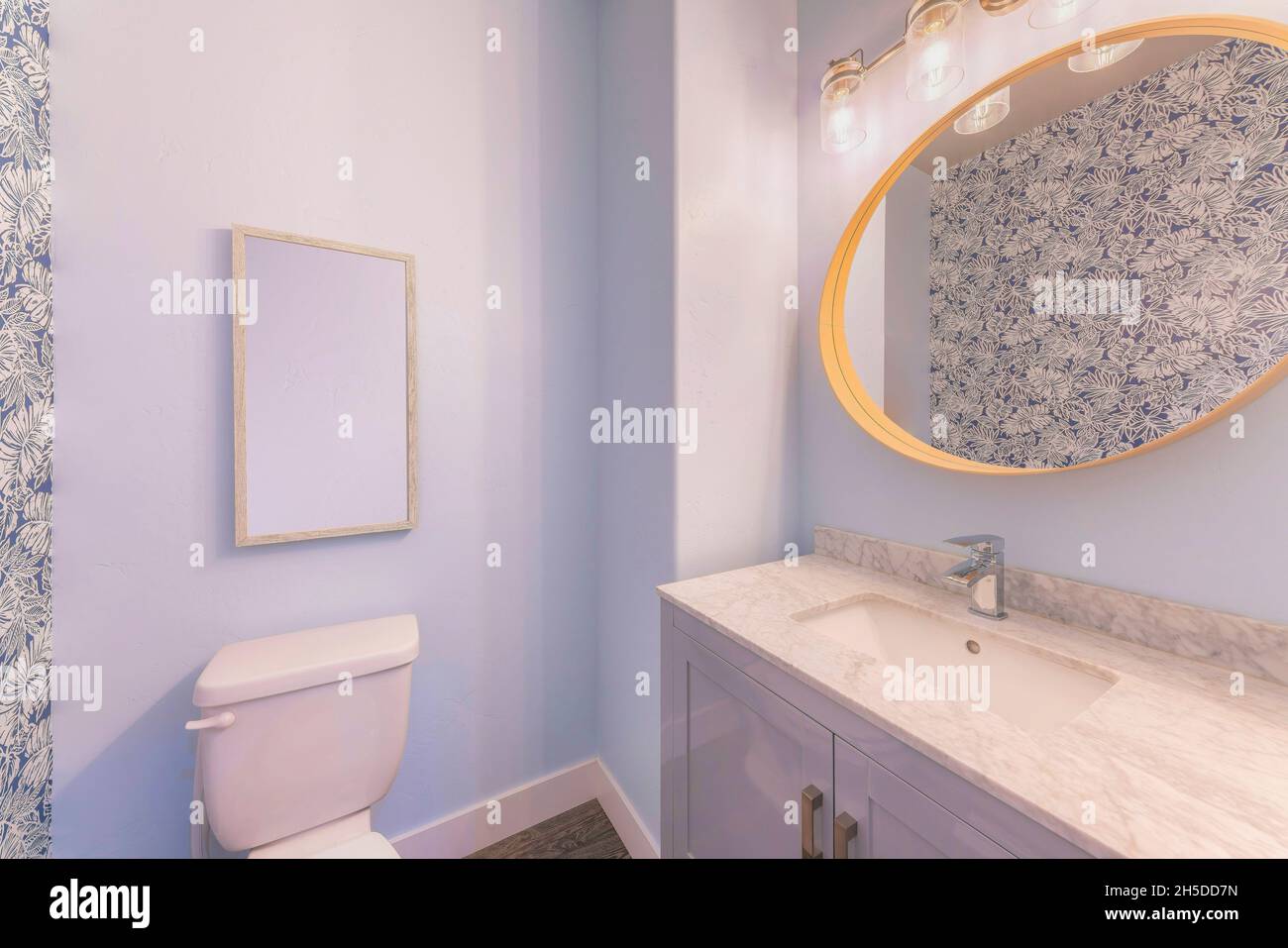 Badezimmer in Puderblau mit floraler Tapete Stockfoto