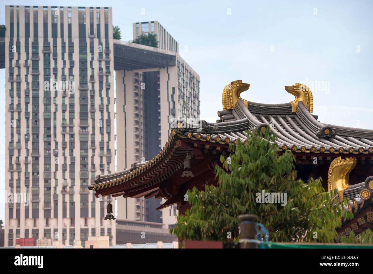 Buddhistischer Buddha-Zahnrelikte-Tempel in Singapur mit modernen Gebäuden dahinter Stockfoto