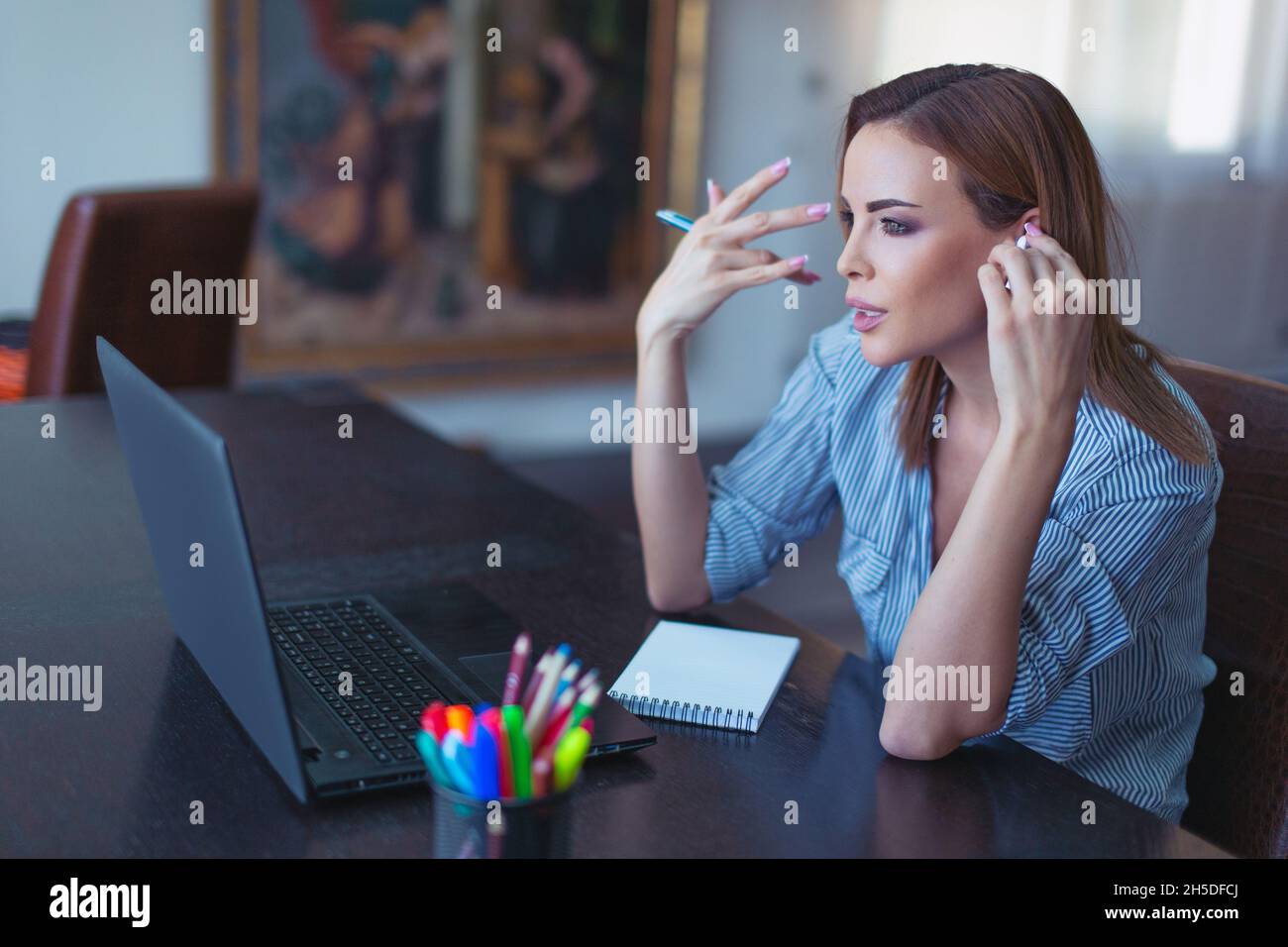 Junge kaukasische Unternehmer erklären online am Laptop Stockfoto