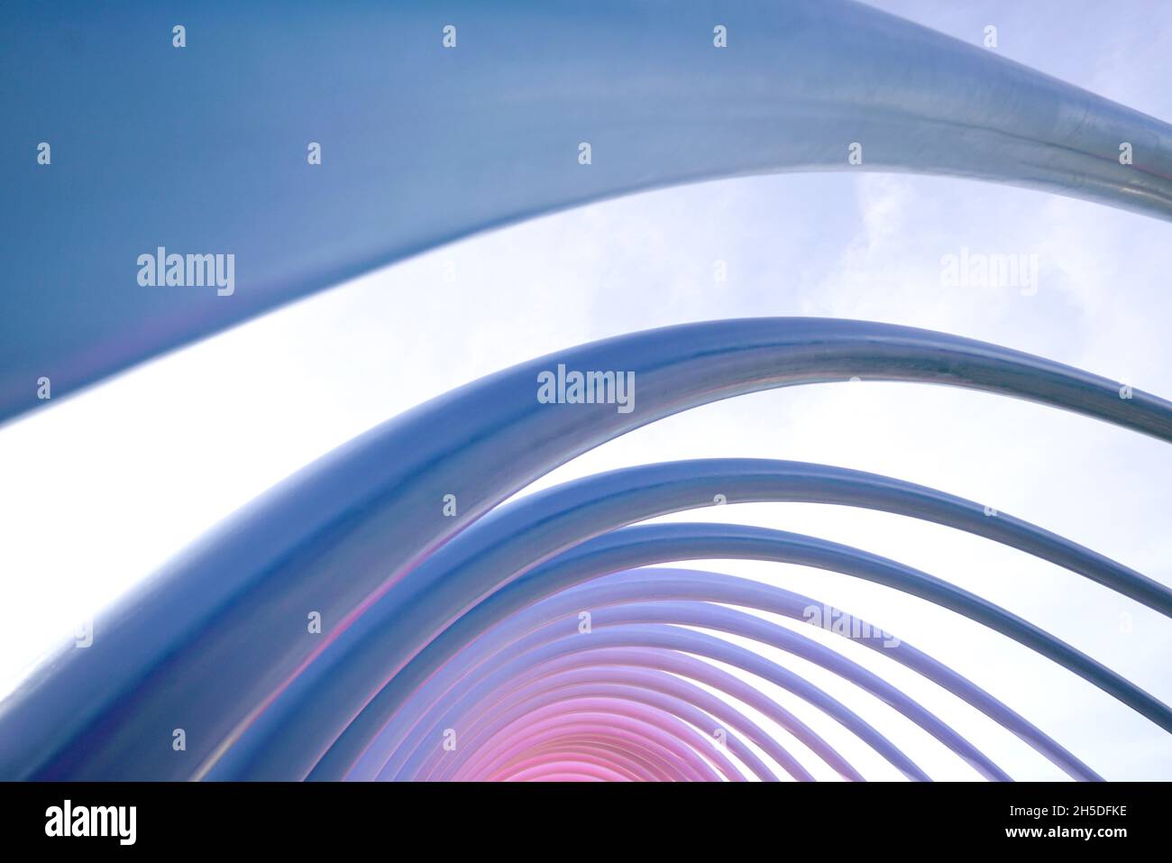 Urban Geometry, blau und rosa Farbe Metall Linienstruktur. Modernes und farbenfrohes Architekturkonzept. Stockfoto