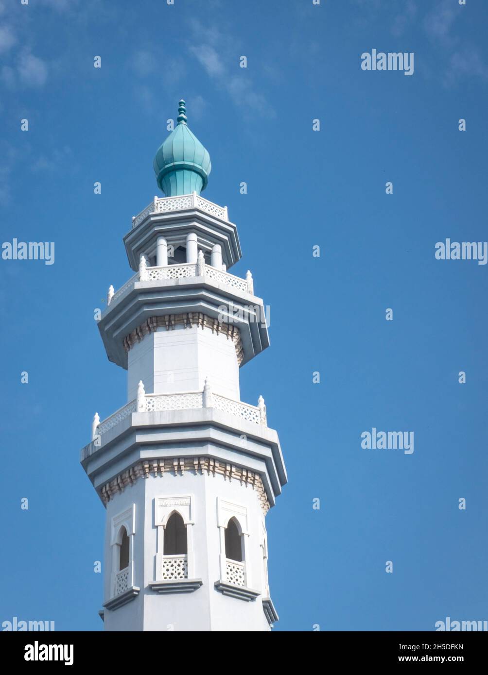 Moschee-Minarett gegen blauen Himmel. Speicherplatz kopieren. Stockfoto