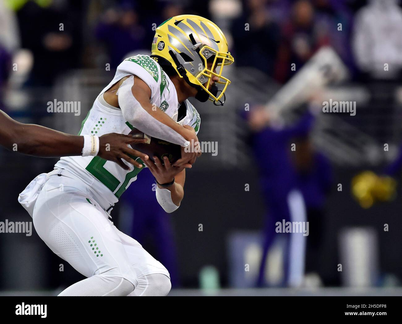 Seattle, WA, USA. November 2021. Travis Dye spielt den Ball während des NCAA-Fußballspiels zwischen den Oregon Ducks und den Washington Huskies im Husky Stadium in Seattle, WA. Oregon besiegte Washington 26-16. Steve Faber/CSM/Alamy Live News Stockfoto