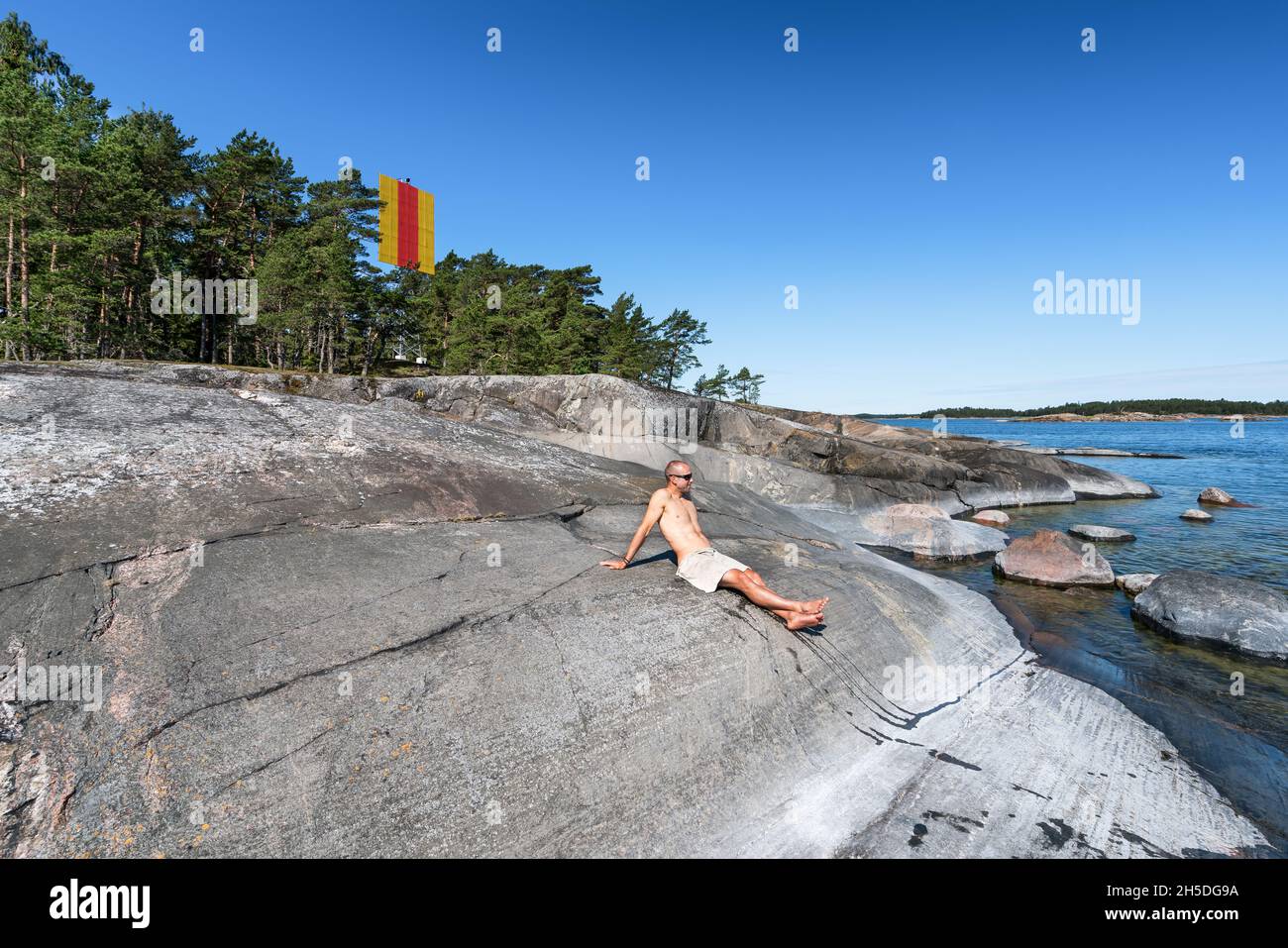 Trocknen nach einem Bad in der Ostsee auf der Insel Rysslobben, Inkoo, Finnland Stockfoto