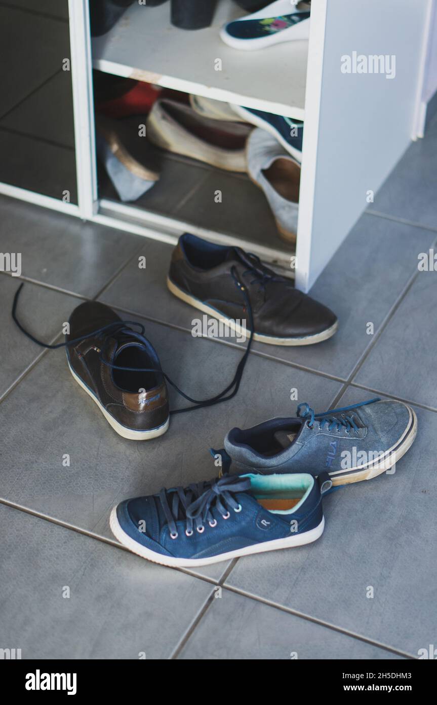 POZNAN, POLEN - 12. Oktober 2018: Nahaufnahme von zwei Paar Sneakerschuhen auf einem Fliesenboden in Poznan, Polen Stockfoto