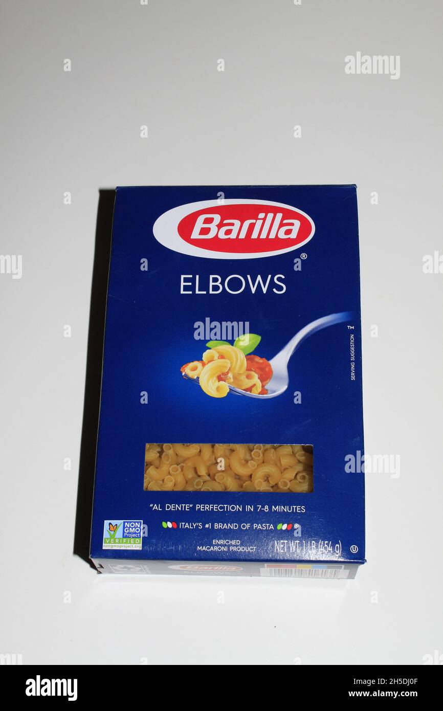 Barilla Macaroni Ellenbogen in einer blauen Box schoss Nahaufnahme in Kansas mit einem weißen Hintergrund, der hell und farbenfroh ist. Stockfoto