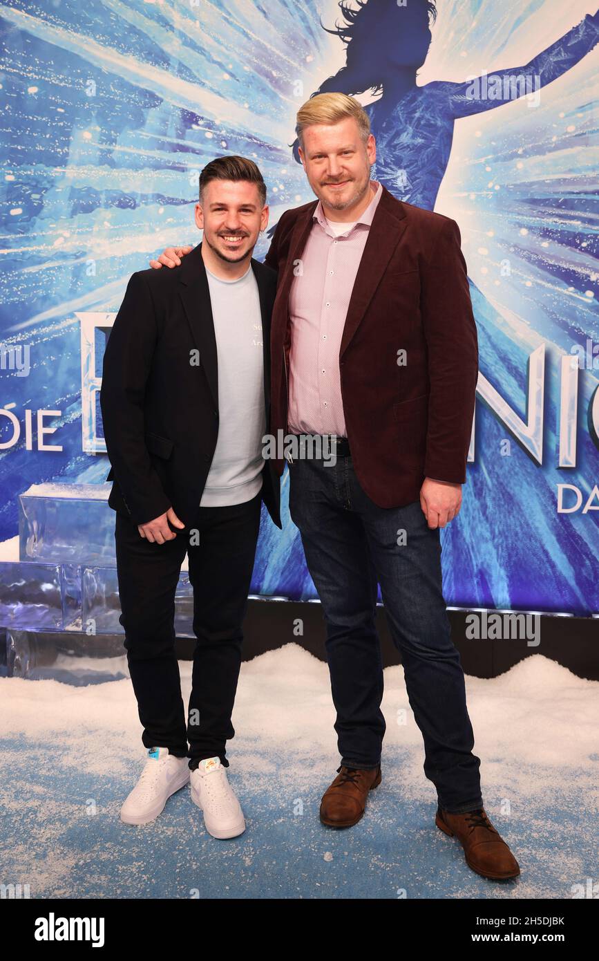 Hamburg, Deutschland. November 2021. Holger (l) und Bastian Montgomery kommen zur deutschen Premiere des Disney-Musicals 'The Ice Queen' auf dem blauen Teppich im Bühnentheater an der Elbe. Quelle: Christian Charisius/dpa/Alamy Live News Stockfoto