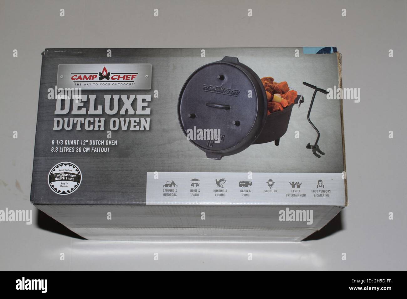 Eine Aufnahme eines Camp Chef Deluxe Dutch Oven in einer Box, die in Kansas hell und farbenfroh ist Stockfoto